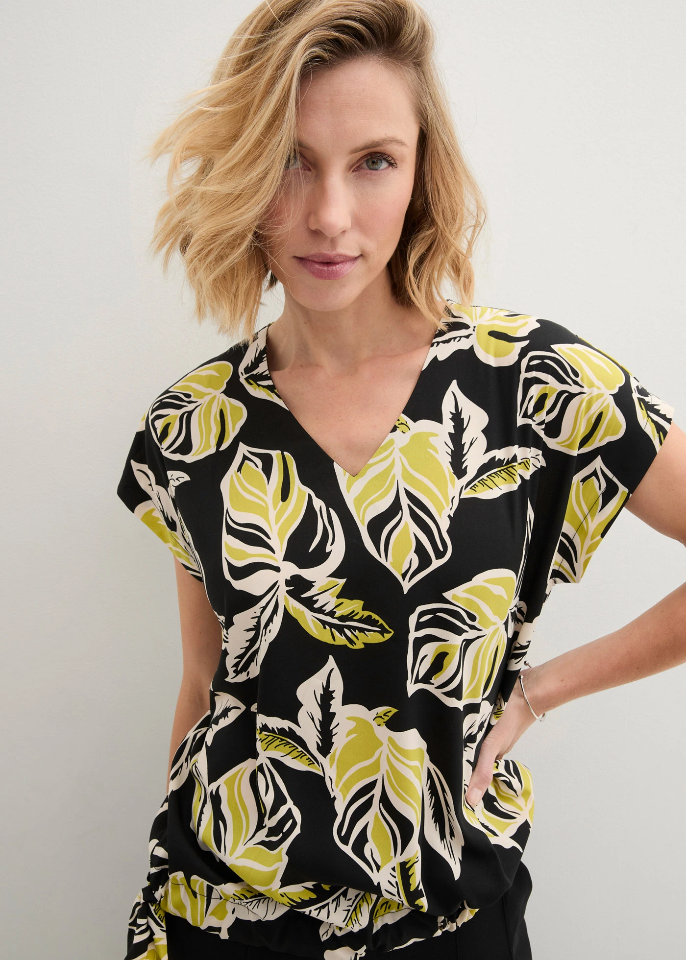 Tuniek met tunnelkoord • zwart/groen gedessineerd • bonprix online shop