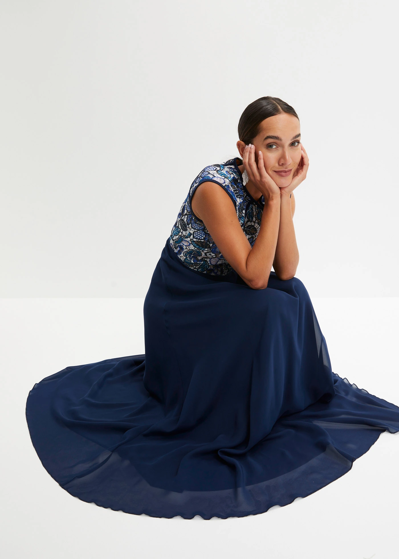 Robe midi à dentelle • bleu foncé à fleurs • Boutique bonprix