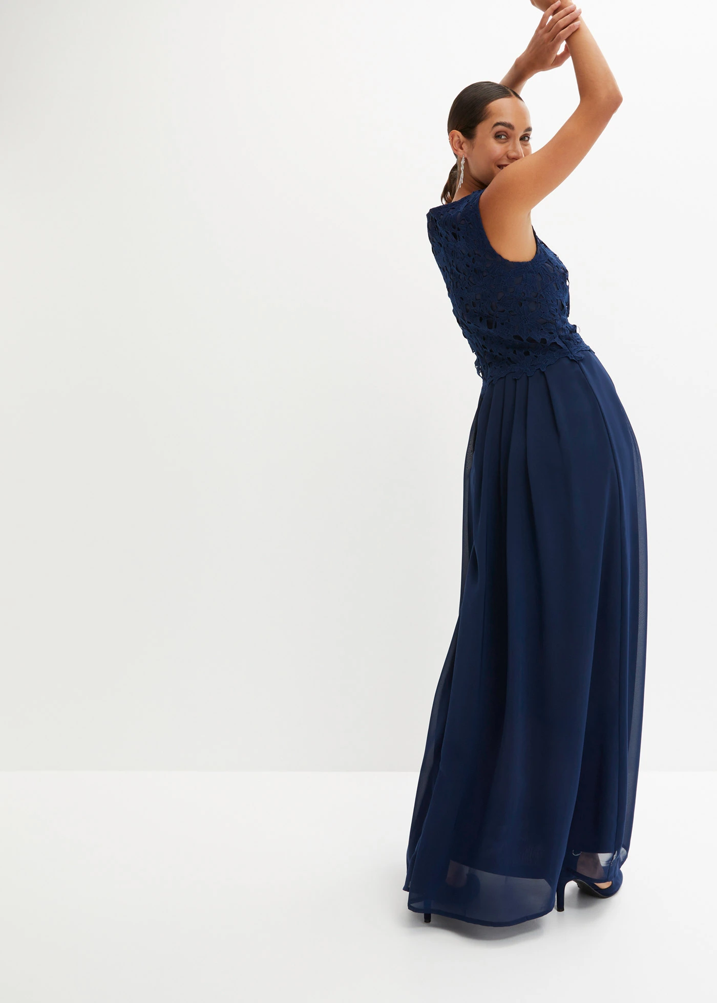 Dlouhé šaty s krajkou • tmavě modrá • bonprix obchod