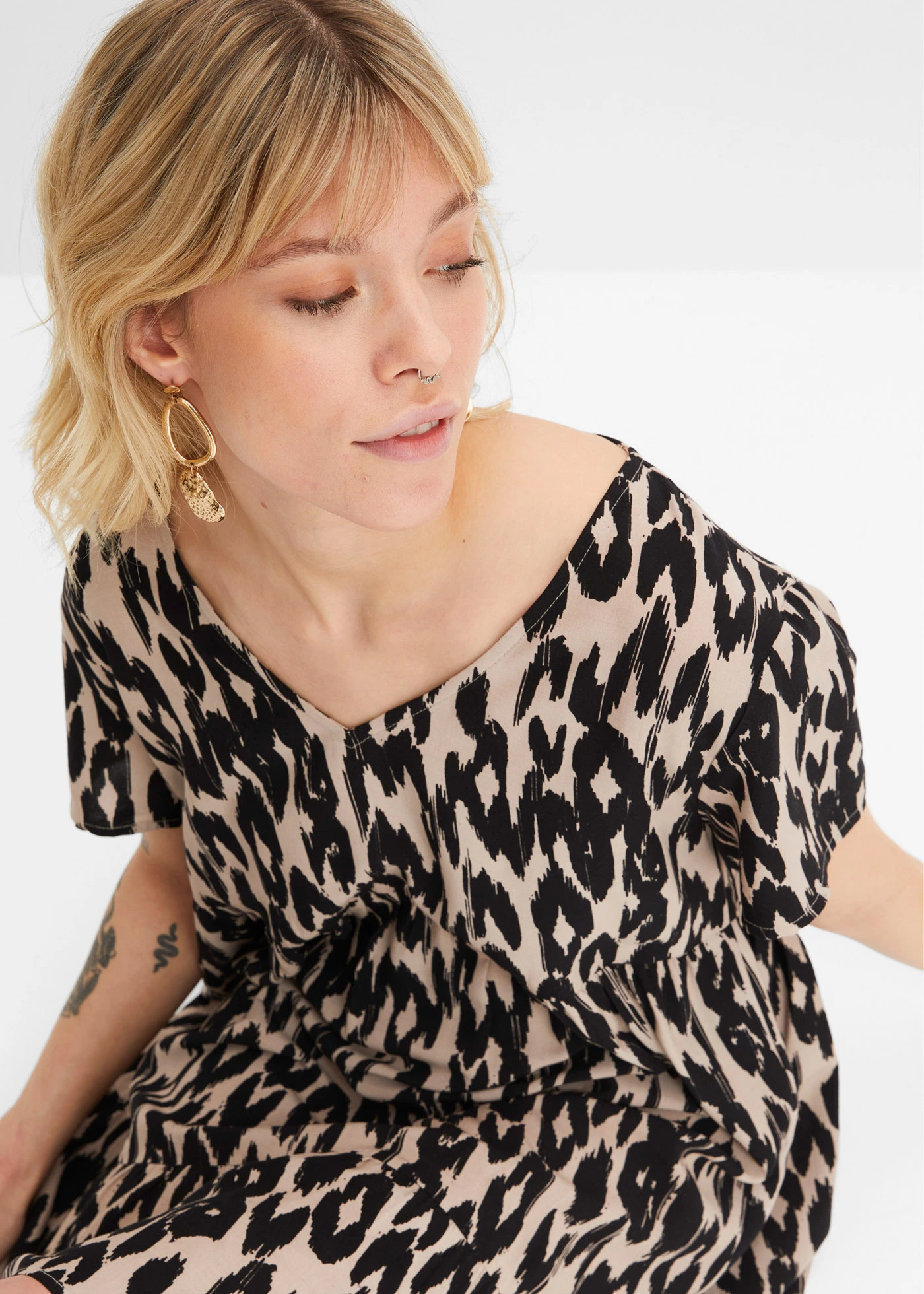 Rochie tip tunică din viscoză fluidă • negru/bej • magazin bonprix