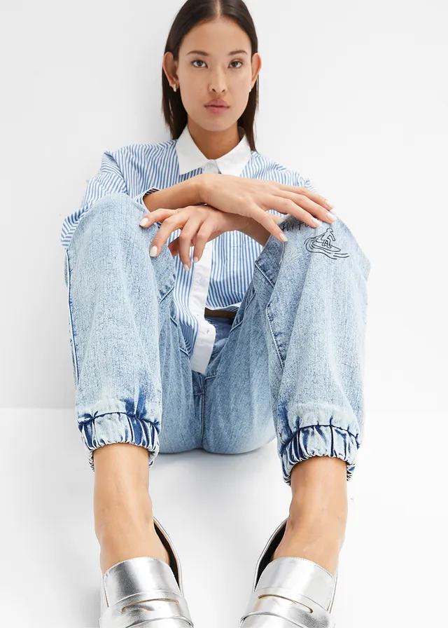 Barrel jeans met mid waist en comfortband • ijsblauw denim • product-page.page-title-suffix