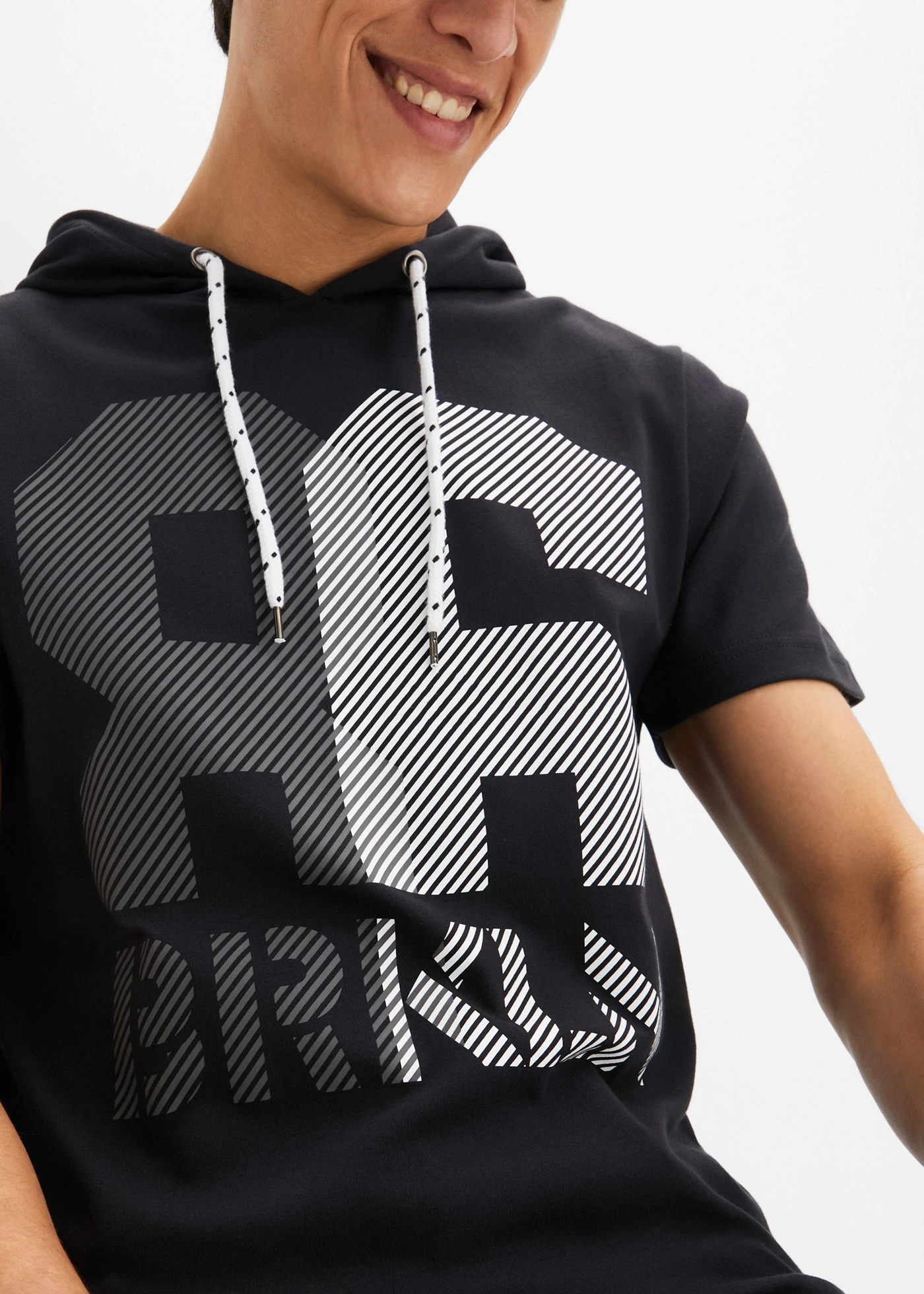 Tričko s kapucí a z těžšího materiálu • černá s potiskem • bonprix obchod