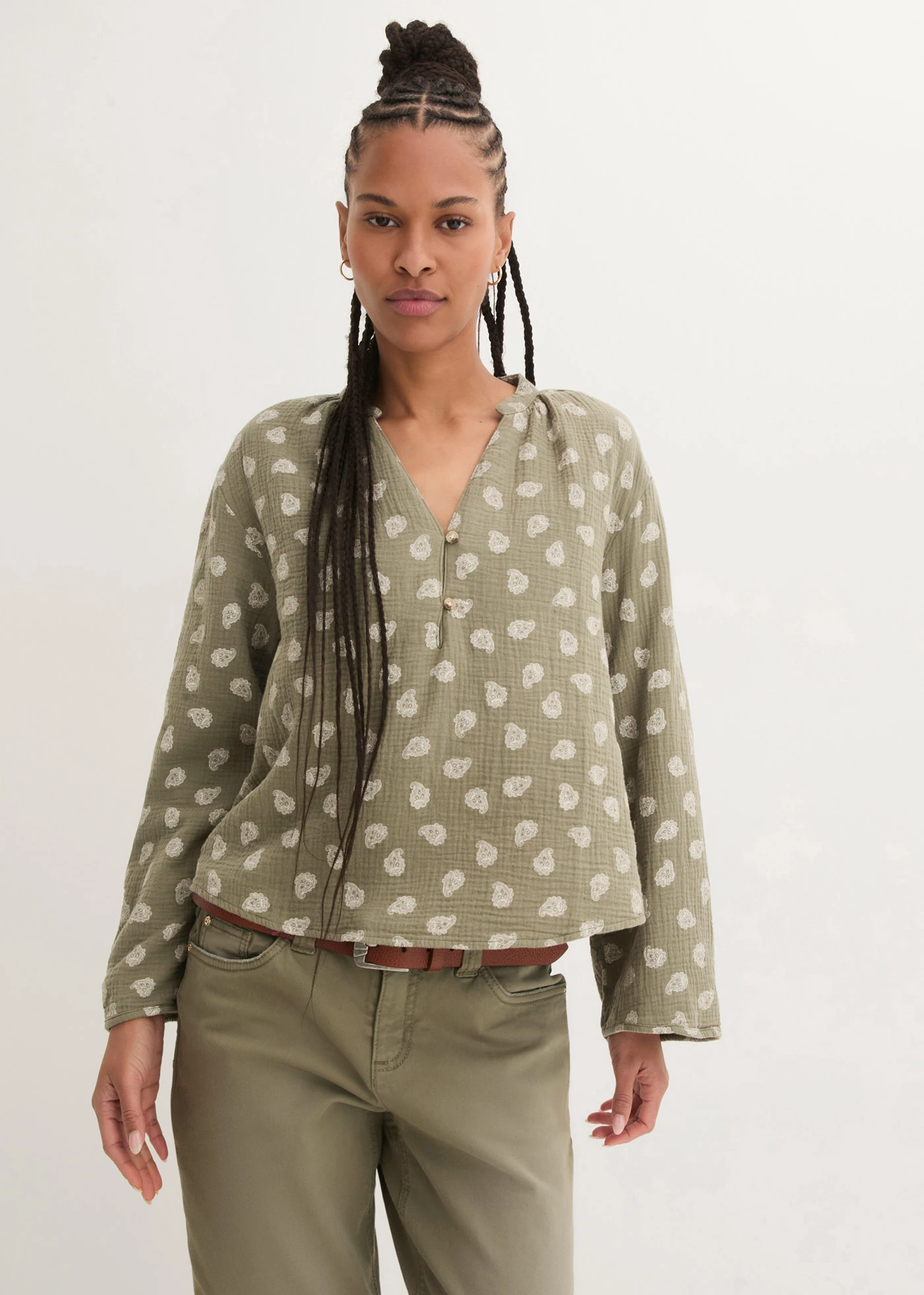 Blouse légère et oversize en gaze de coton • olive paisley • Boutique bonprix