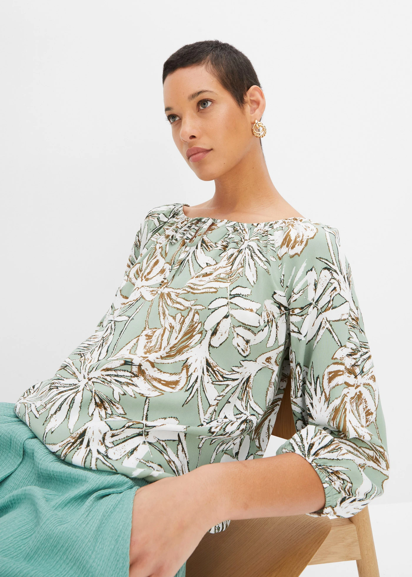 Tuniková halenka s potiskem, ze splývavé viskózy • mátově zelená s květy • bonprix obchod