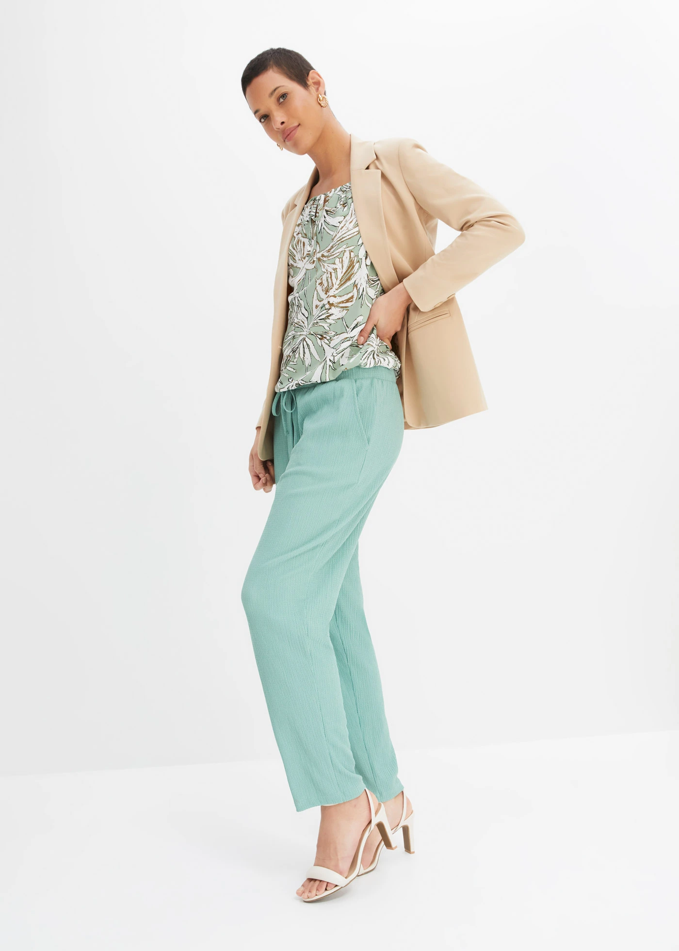 Tuniková halenka s potiskem, ze splývavé viskózy • mátově zelená s květy • bonprix obchod