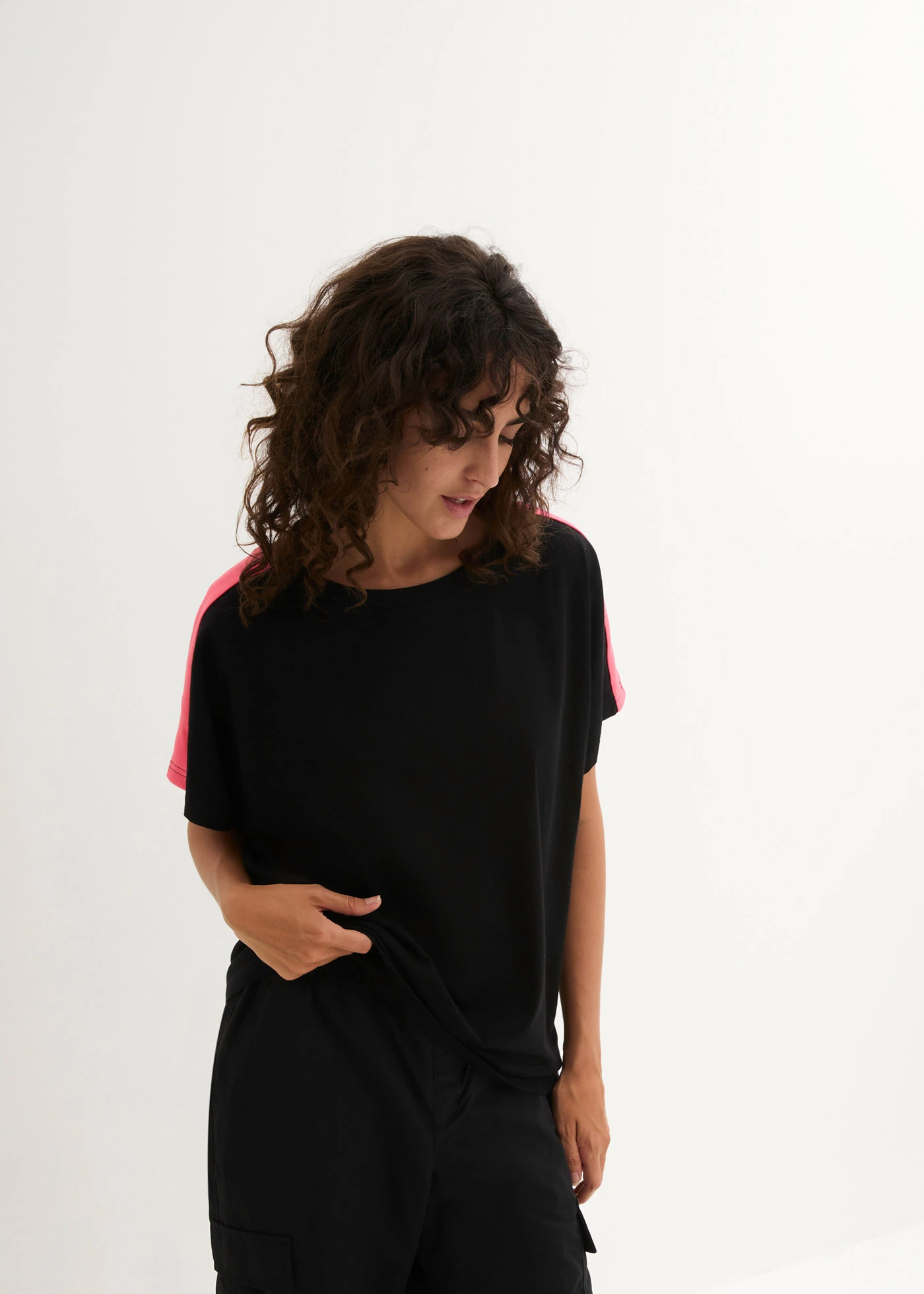 Tricou cu dungi neon, din bumbac 100% • negru • magazin bonprix