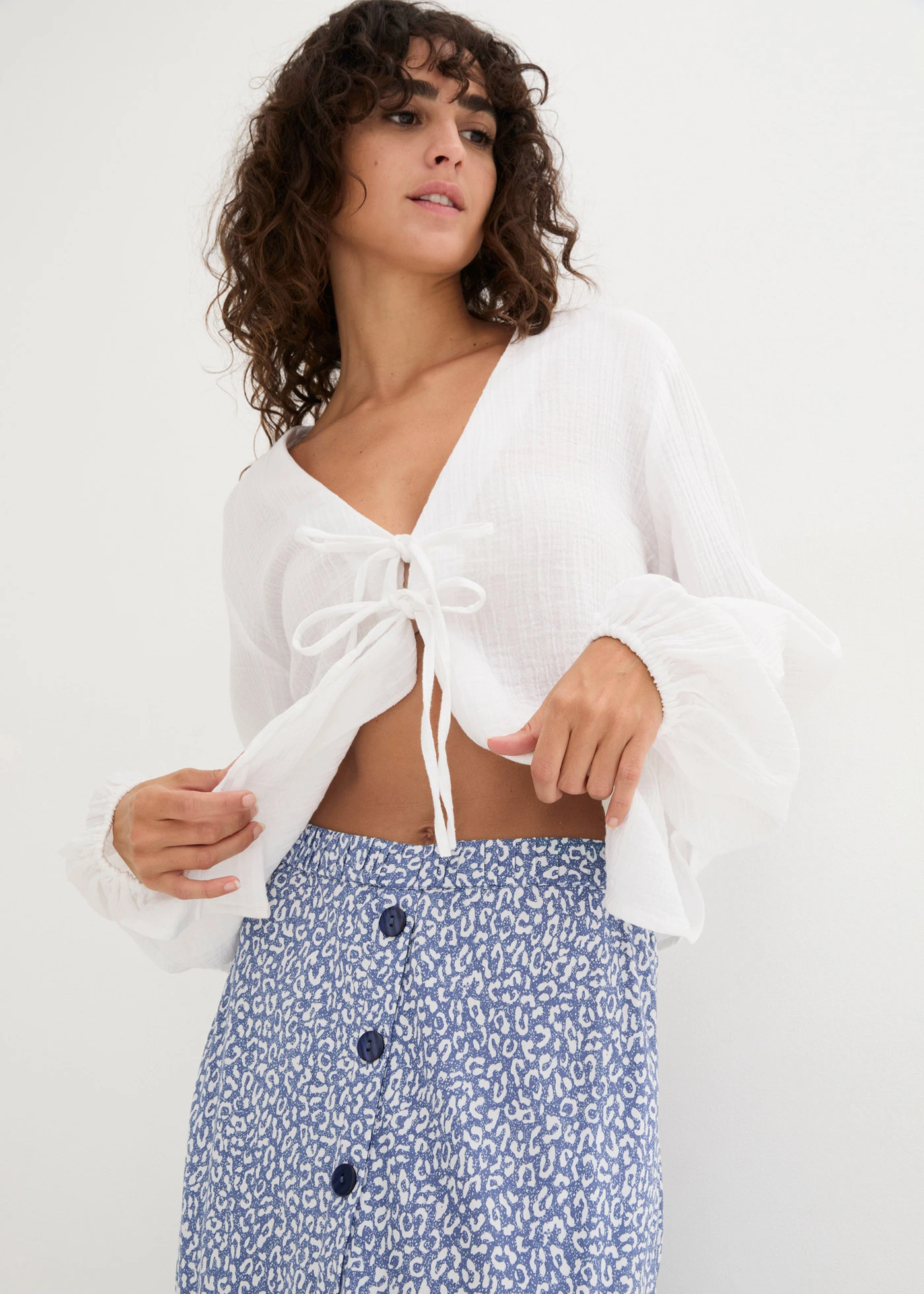 Viskózová sukně s kapsami • džínově modrá + bílá • bonprix obchod