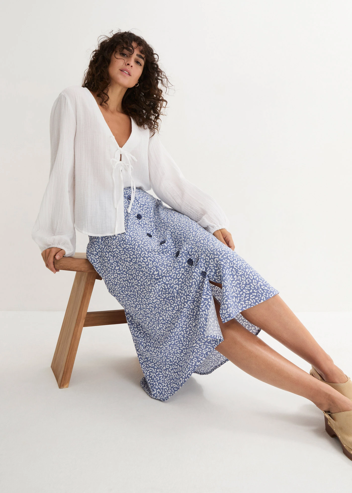 Viskózová sukně s kapsami • džínově modrá + bílá • bonprix obchod