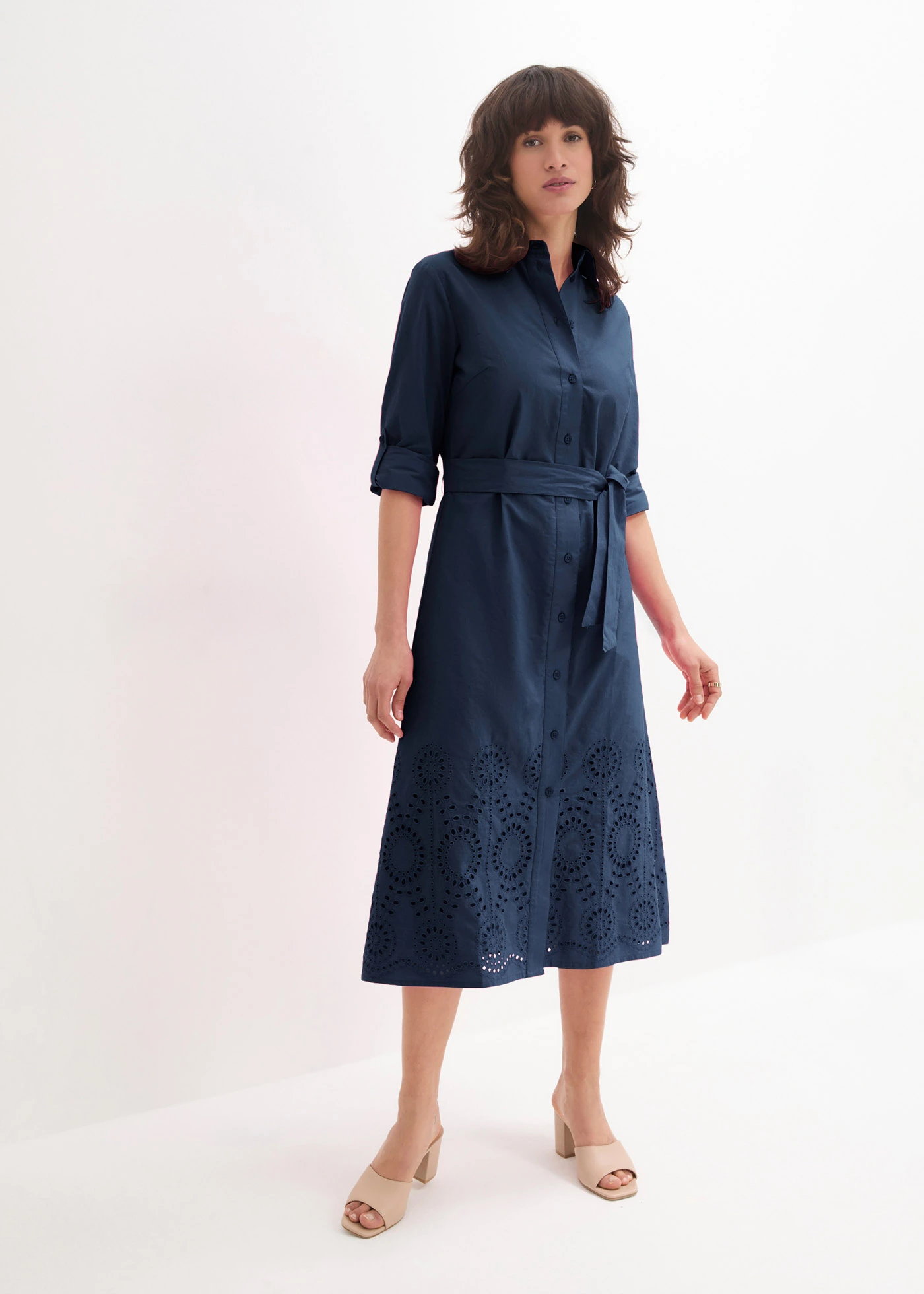 Rochie tip cămașă cu broderie perforată • bleumarin • magazin bonprix
