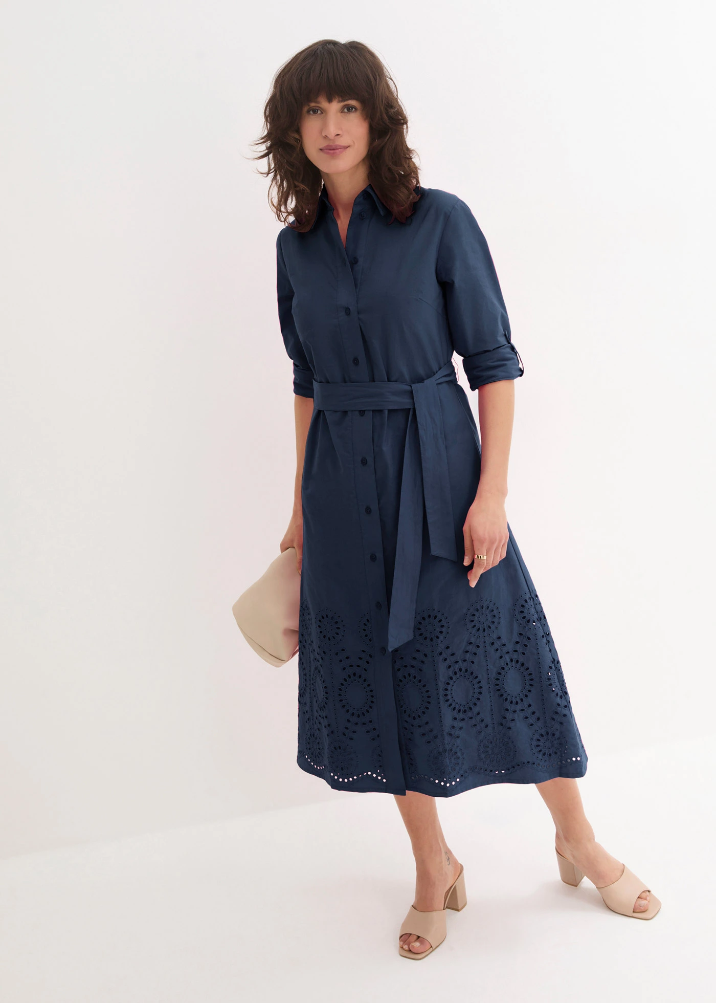 Rochie tip cămașă cu broderie perforată • bleumarin • magazin bonprix
