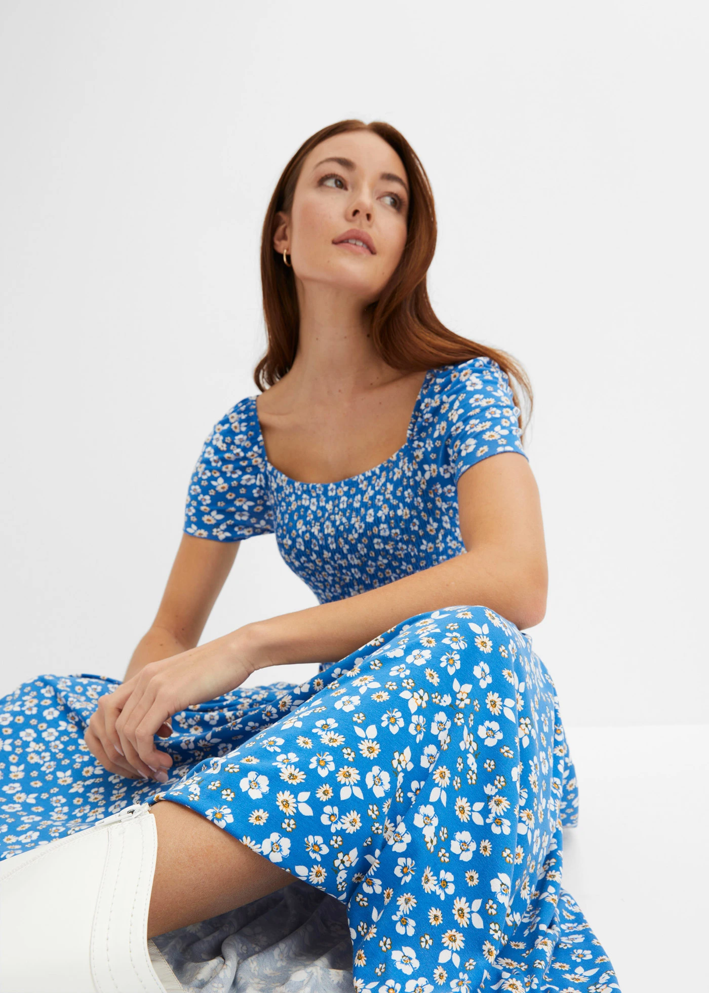 Dlouhé šaty z viskózové směsi • modro-přírodní bílá s květy • bonprix obchod