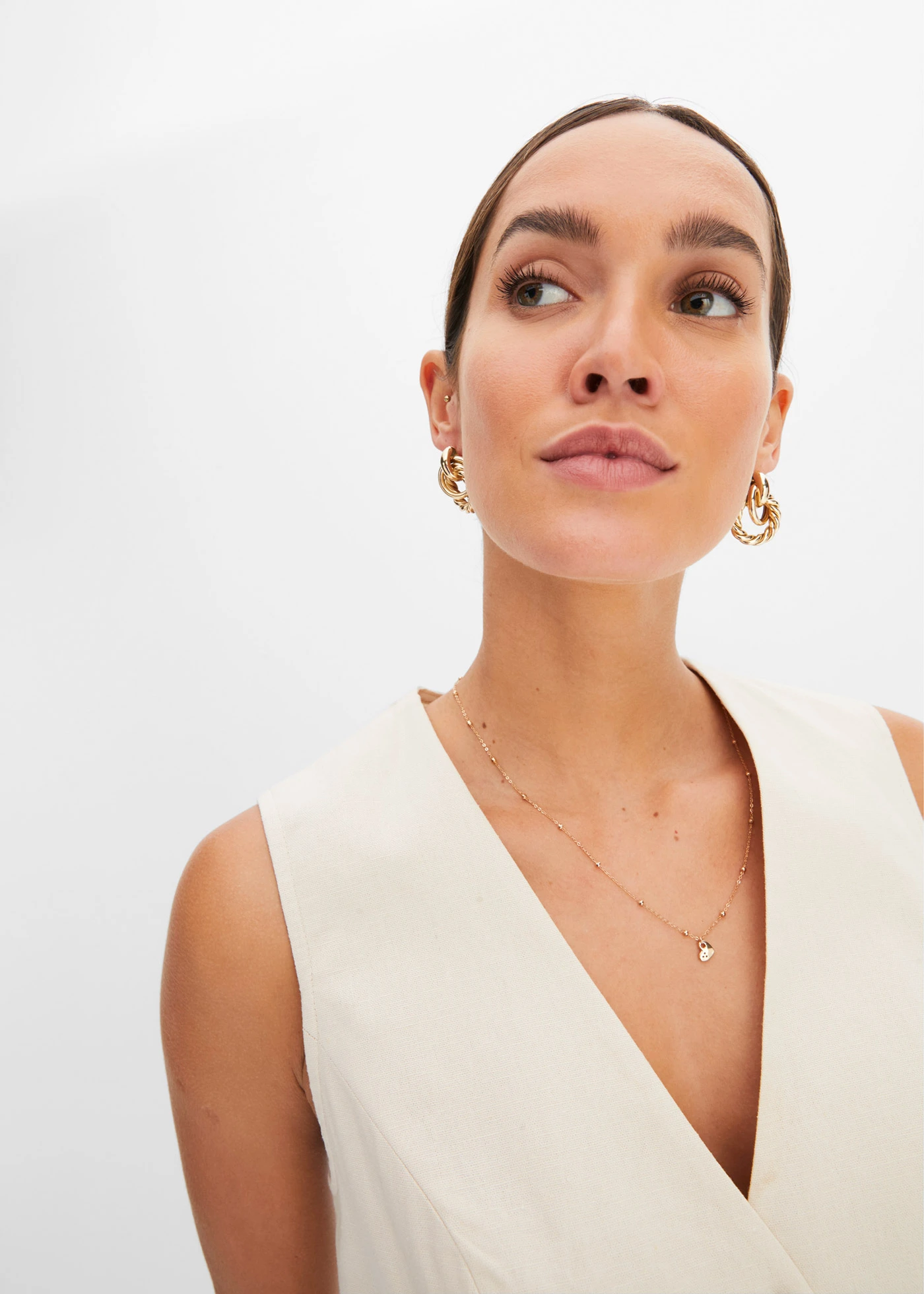 Vestă și pantaloni scurți din material cu in • bej nisipiu • magazin bonprix