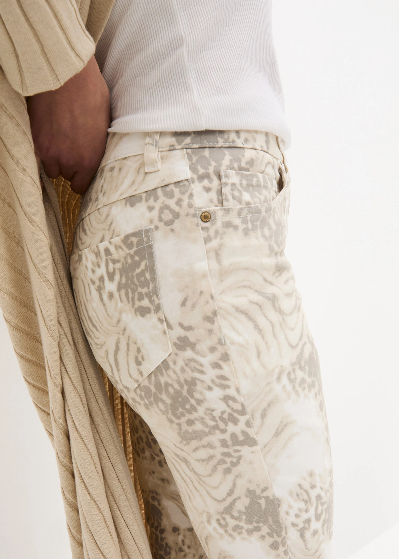 Pantaloni 7/8 cu imprimeu și stretch • imprimat leo bej • magazin bonprix