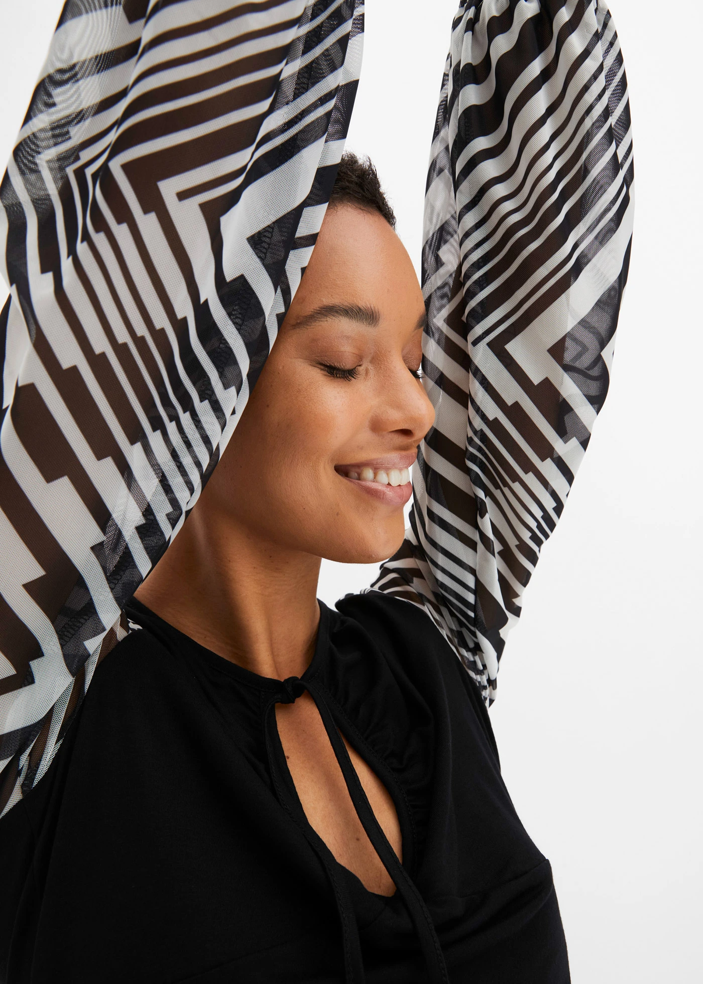 Shirt ze zrównoważonej wiskozy • czarno-biały w graficzny wzór • bonprix obchod