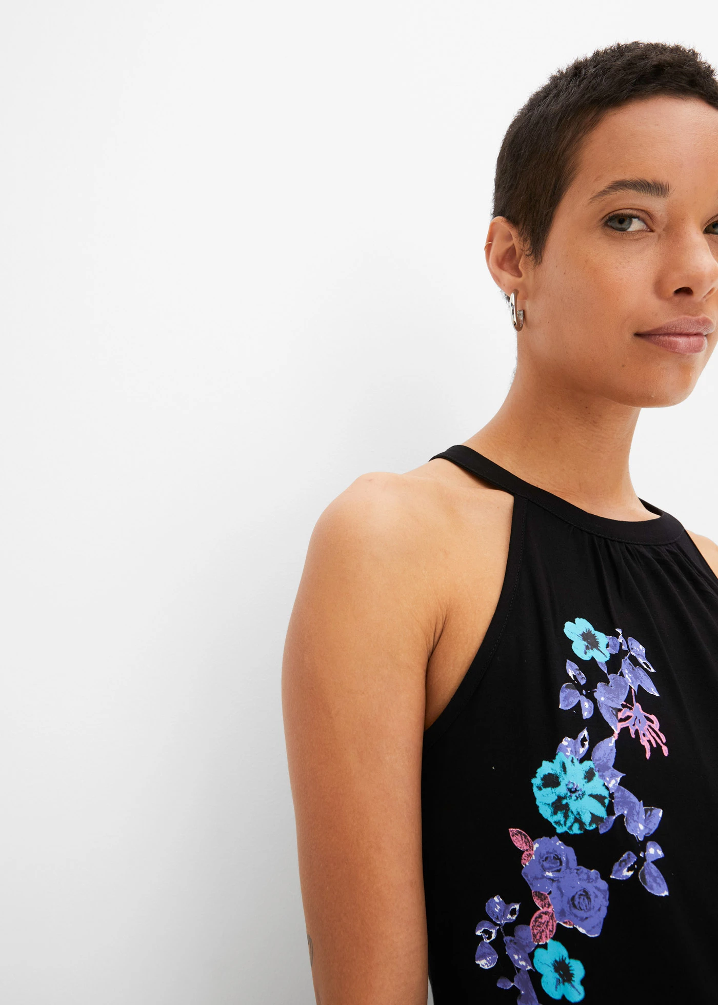 Top ze splývavé viskózové směsi • černá s potiskem • bonprix obchod