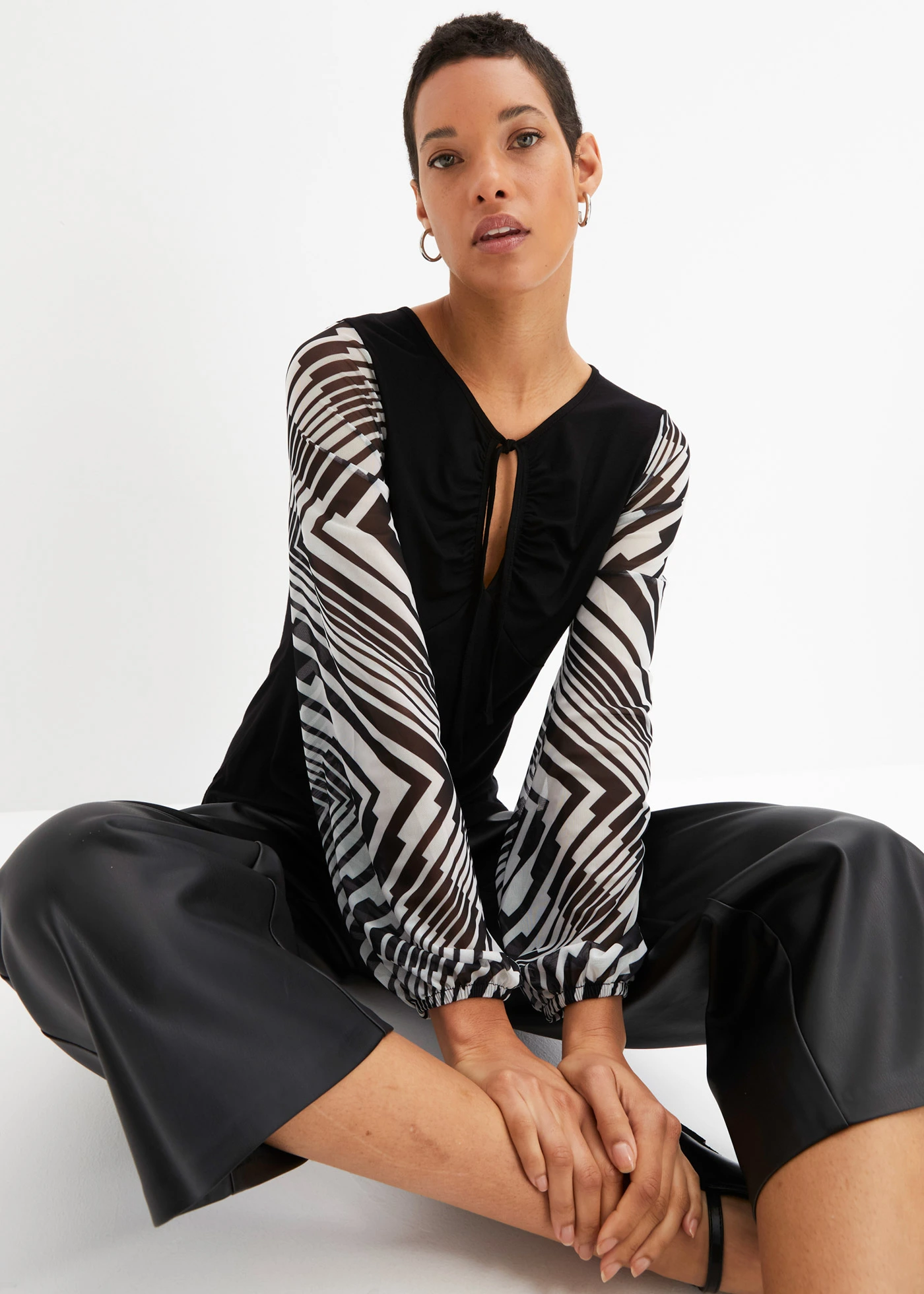 Shirt ze zrównoważonej wiskozy • czarno-biały w graficzny wzór • bonprix obchod