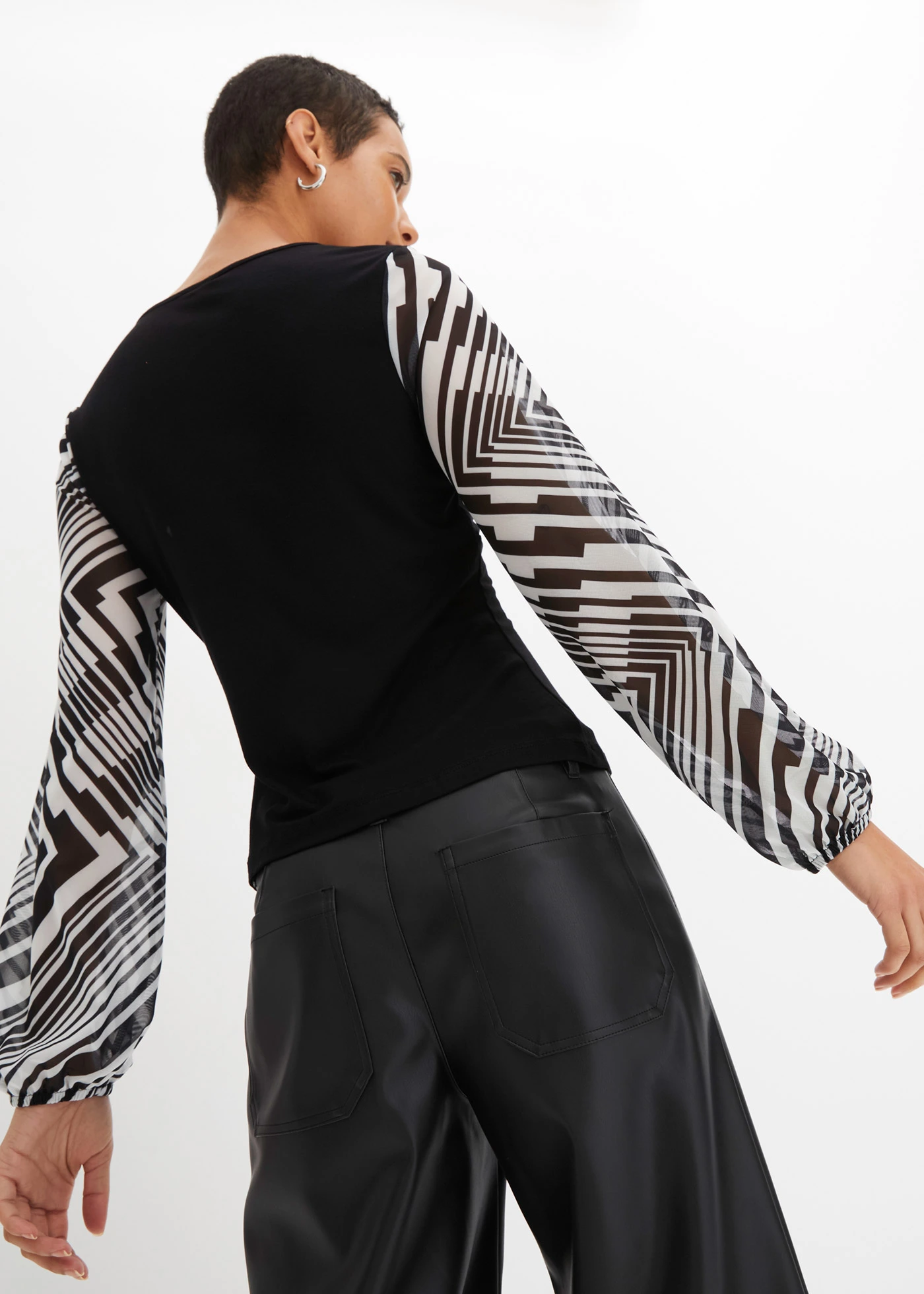 Shirt ze zrównoważonej wiskozy • czarno-biały w graficzny wzór • bonprix obchod