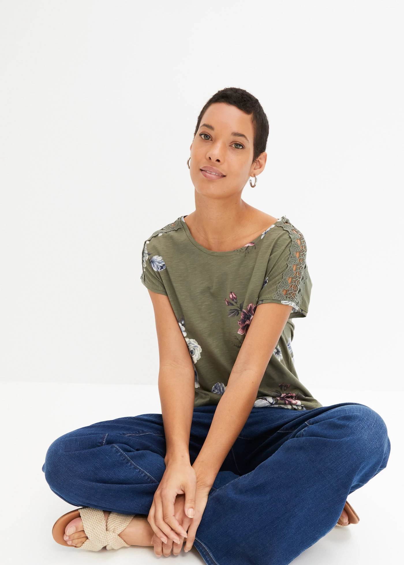 Triko s potiskem a krajkou • olivová s květy • bonprix obchod