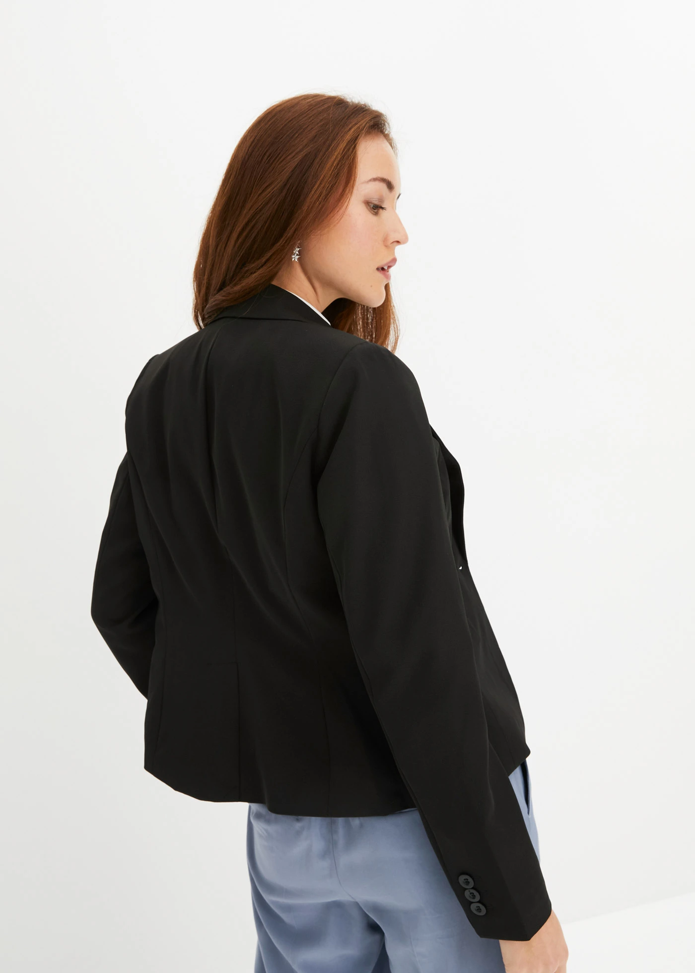 Blazer court avec poches à rabat • noir • Boutique bonprix