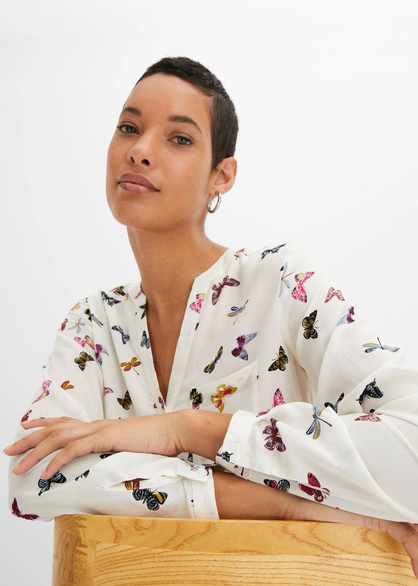 Blouse ample en viscose fluide • écru papillons • Boutique bonprix