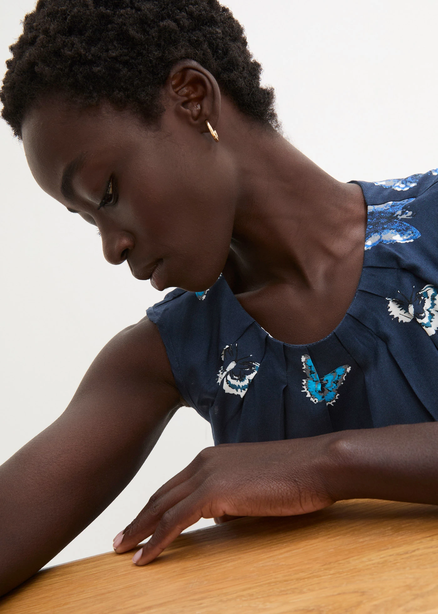 Blouse sans manches en viscose fluide • bleu foncé imprimé • Boutique bonprix