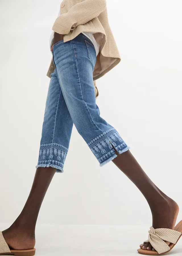 Pantacourt jean avec broderies • bleu bleached • product-page.page-title-suffix