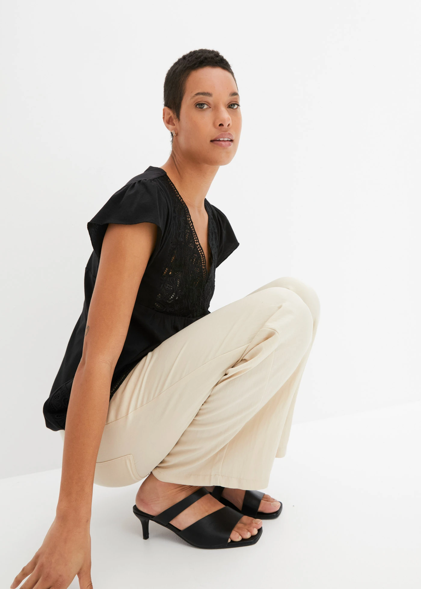 Triko s krajkovým výstřihem • černá • bonprix obchod