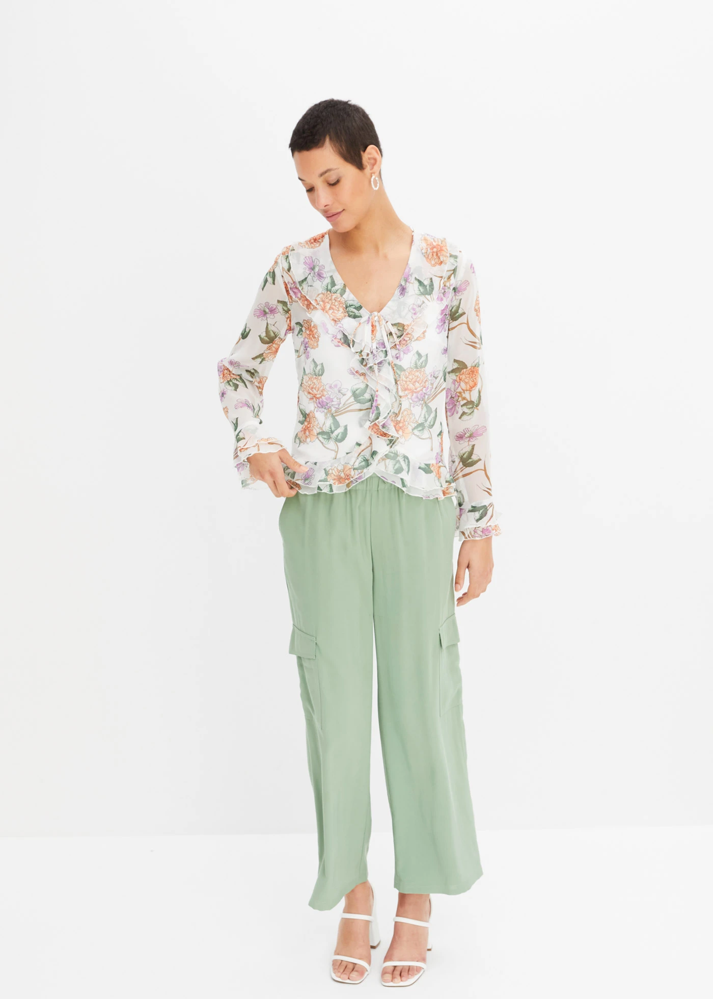 Sifon blúz fodrokkal • fehér/virágmintás • bonprix áruház