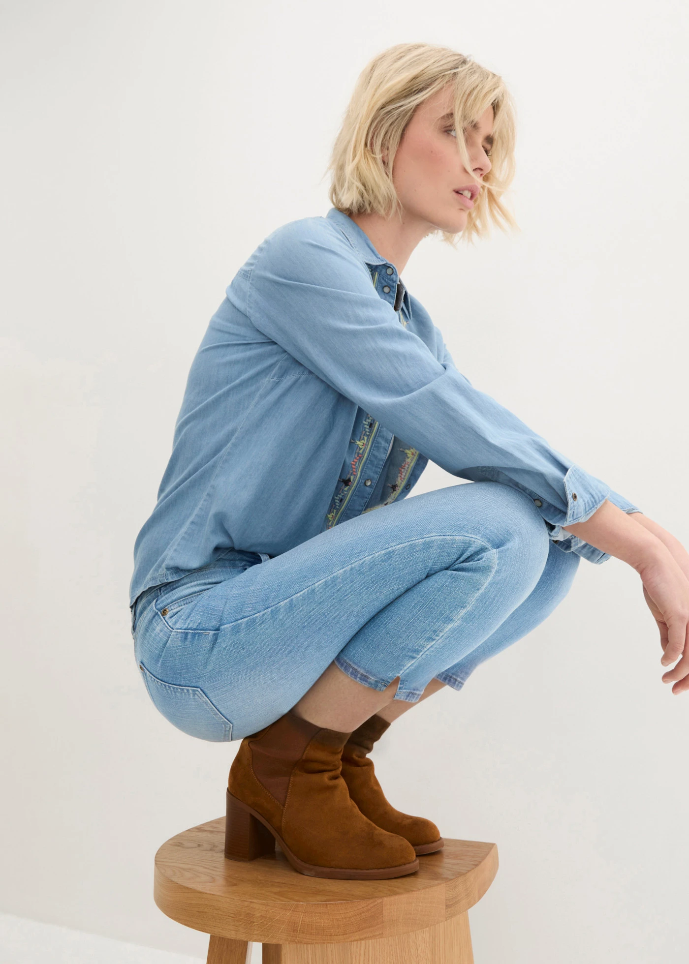 7/8-os sztreccsfarmer hasítékkal • világoskék denim, használt hatású • bonprix áruház