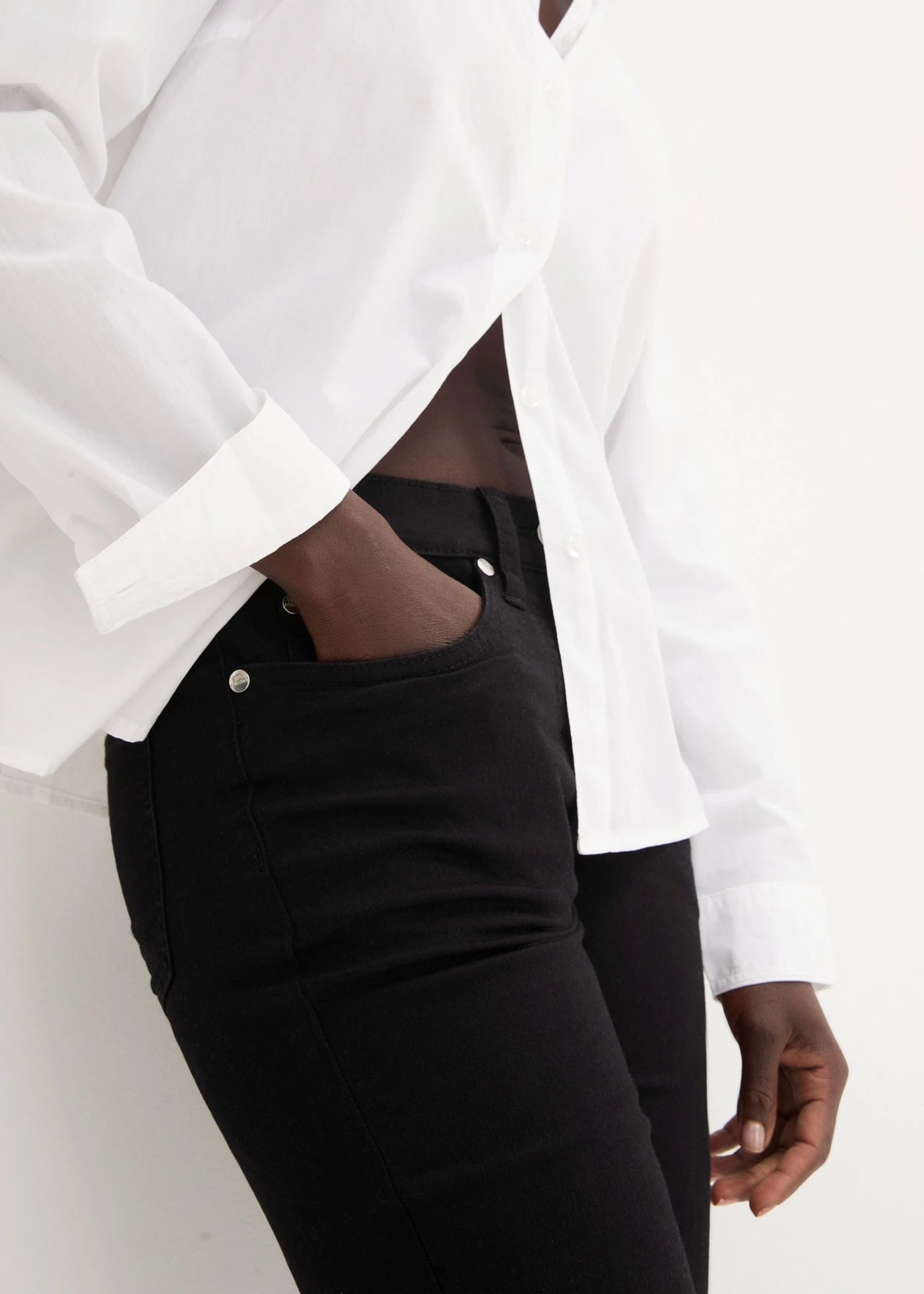 Jean slim taille mi-haute, très extensible • noir denim • Boutique bonprix