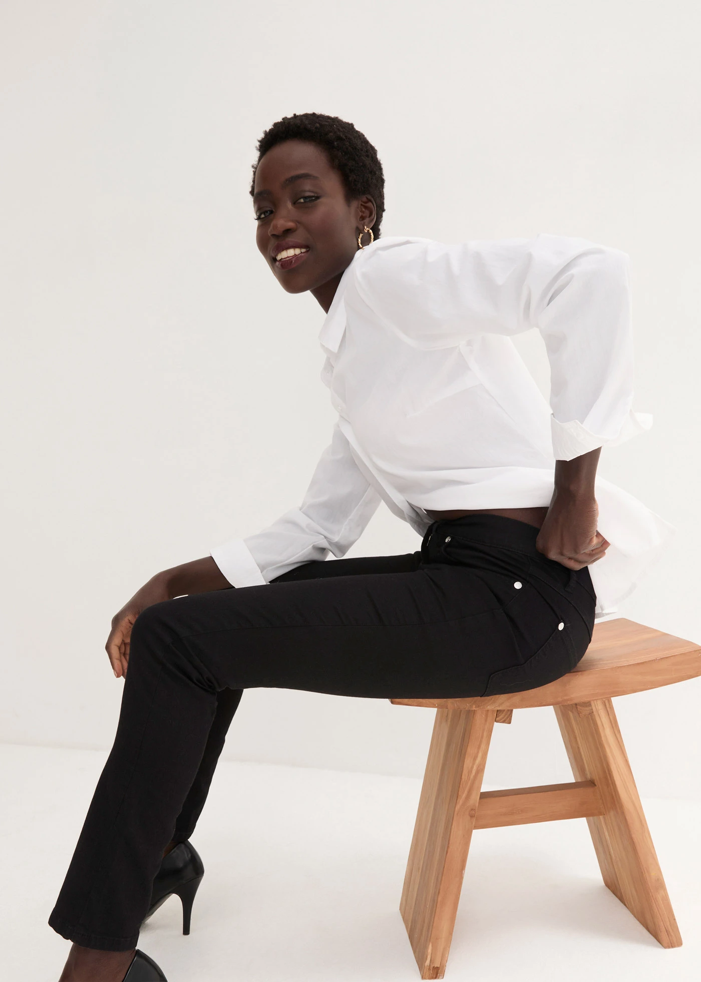 Jean slim taille mi-haute, très extensible • noir denim • Boutique bonprix