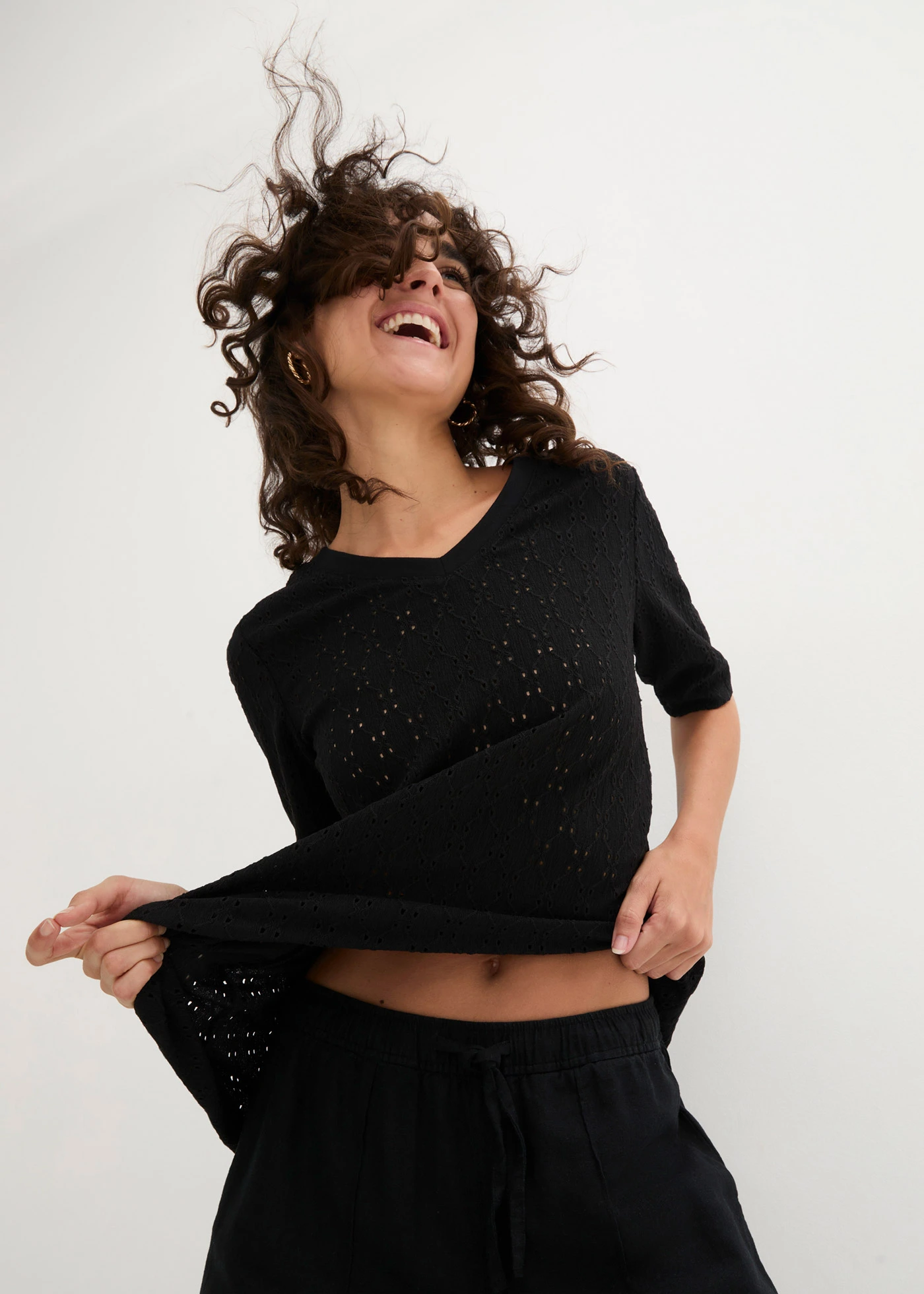 Pantaloni palazzo din material subțire cu in și viscoză • negru • magazin bonprix