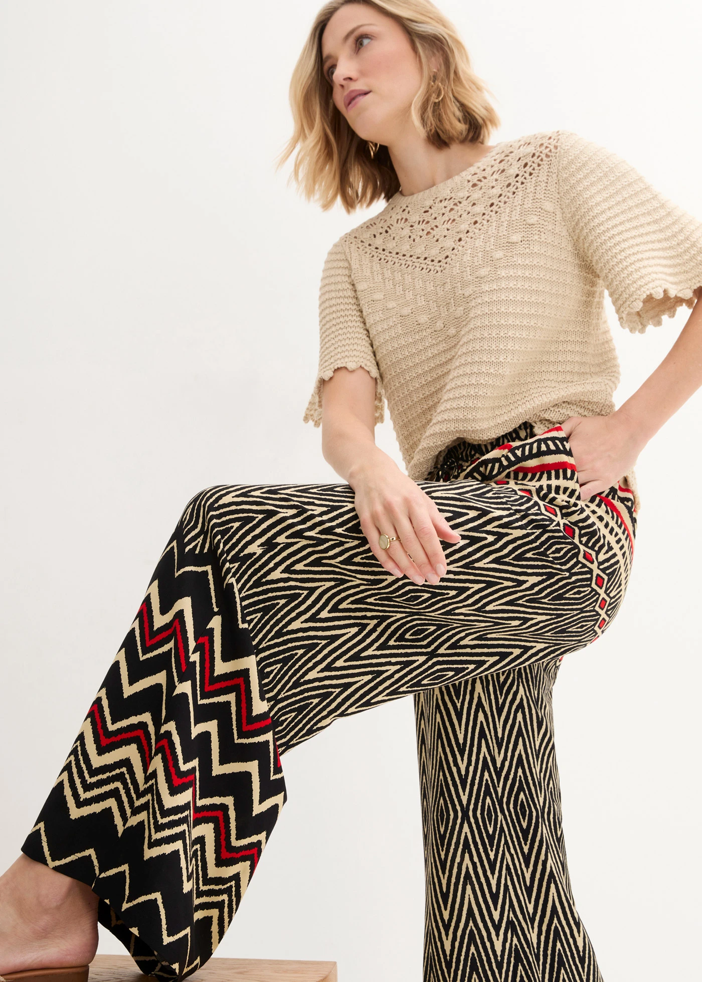 Kalhoty Marlene ze splývavé viskózy • černo-písková s grafickým potiskem • bonprix obchod