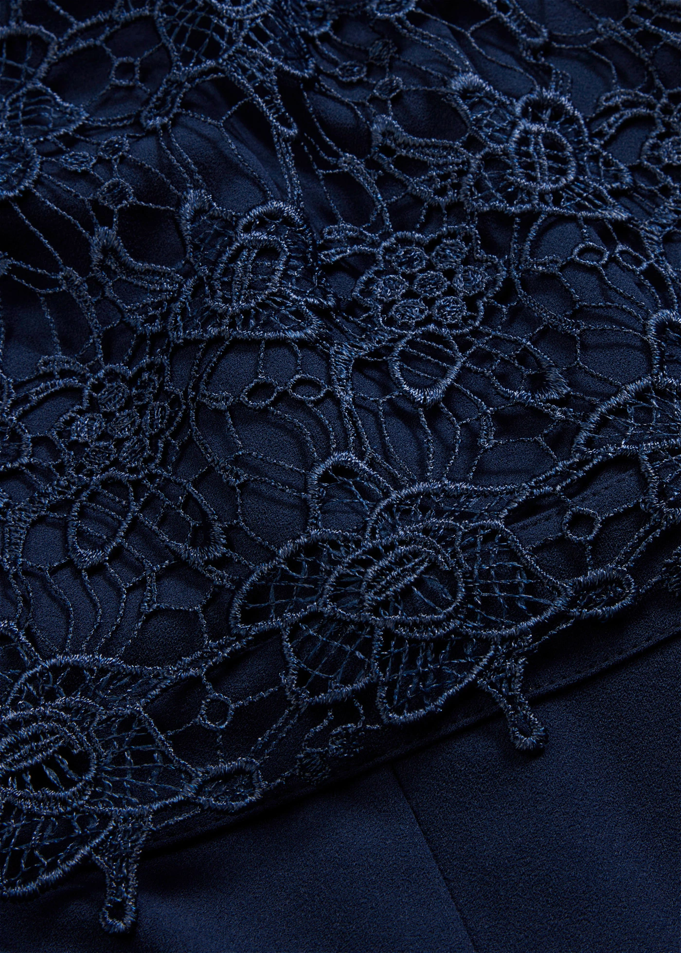 Jumpsuit van zacht scuba met kant • donkerblauw • bonprix online shop