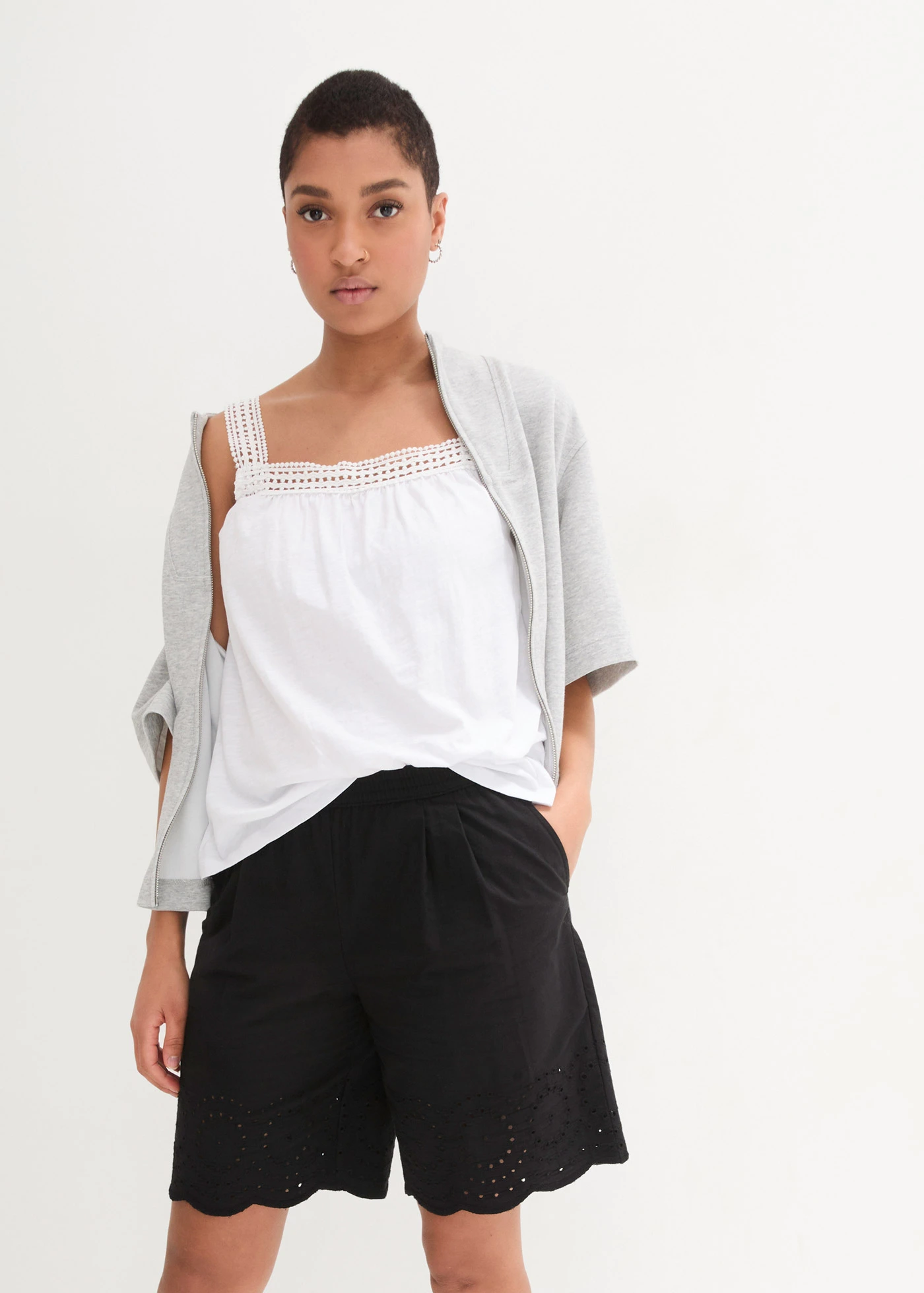 Pantaloni scurți cu elastic în talie din bumbac 100% • negru • magazin bonprix