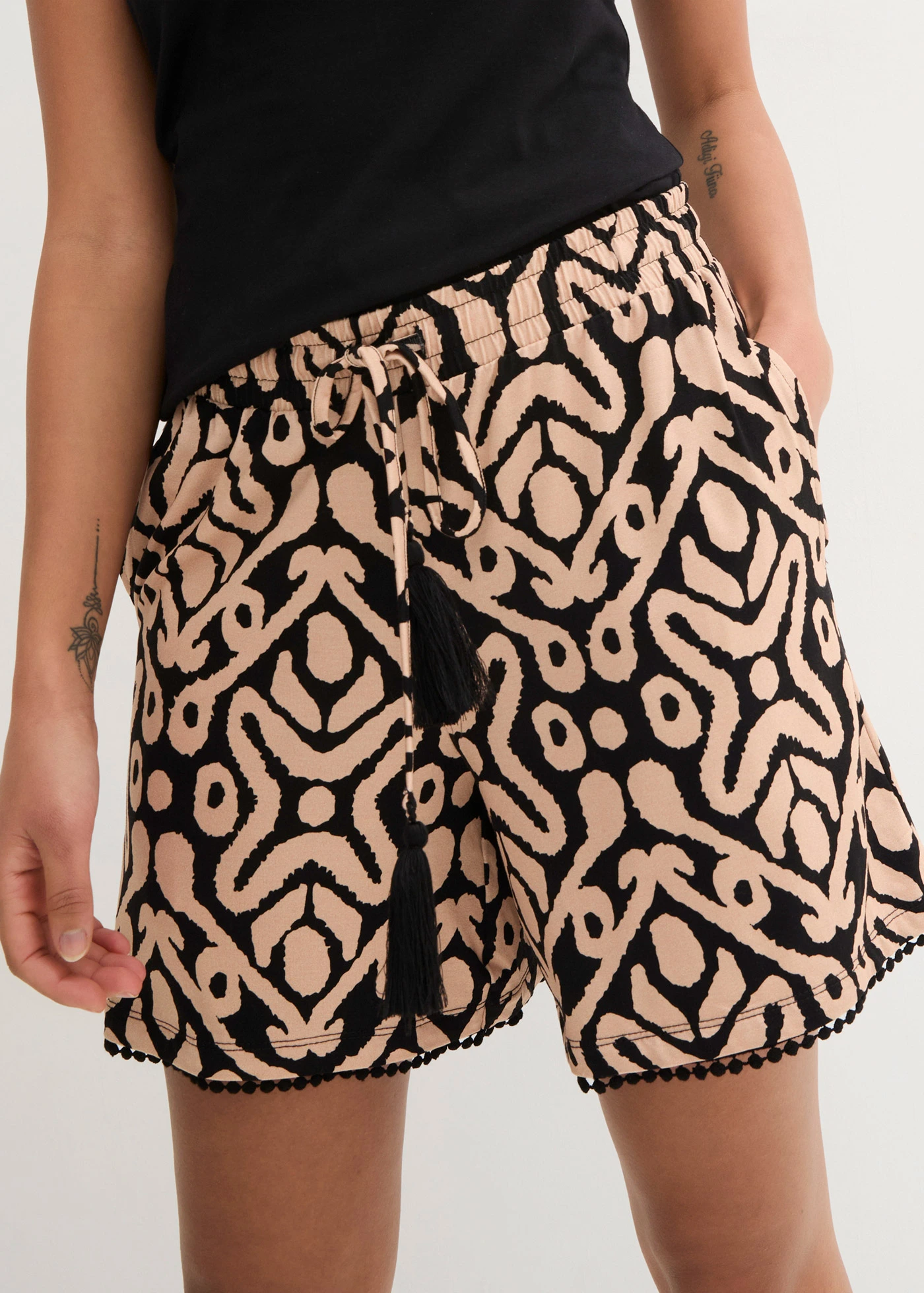 Pantaloni scurți de jerse din mix moale cu viscoză • negru/bej soft cu imprimeu • magazin bonprix