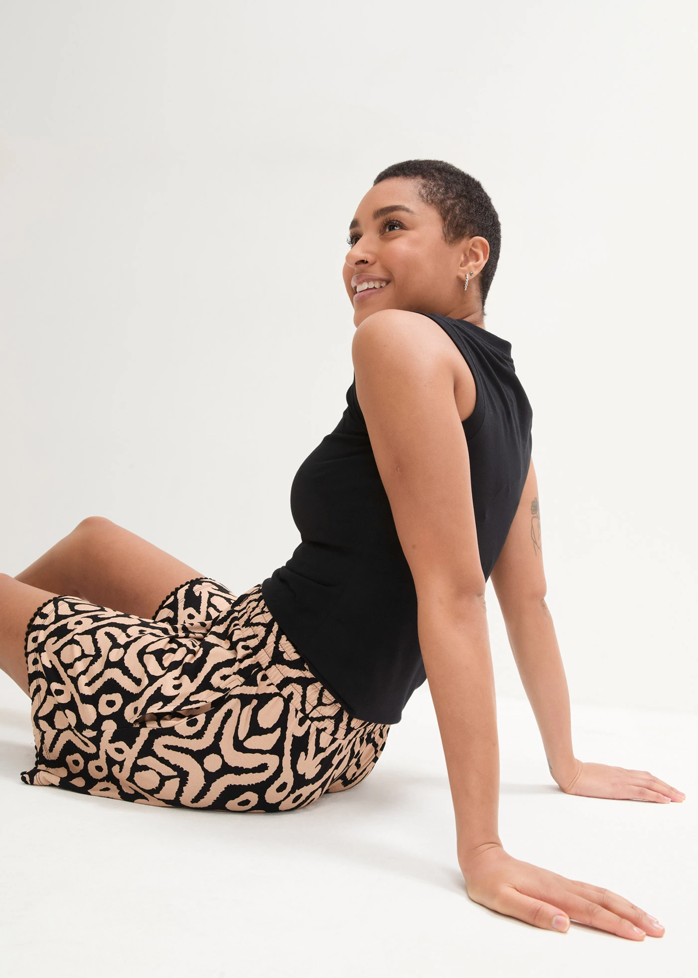 Jersey short van soepele viscose • zwart-soft beige • bonprix online shop