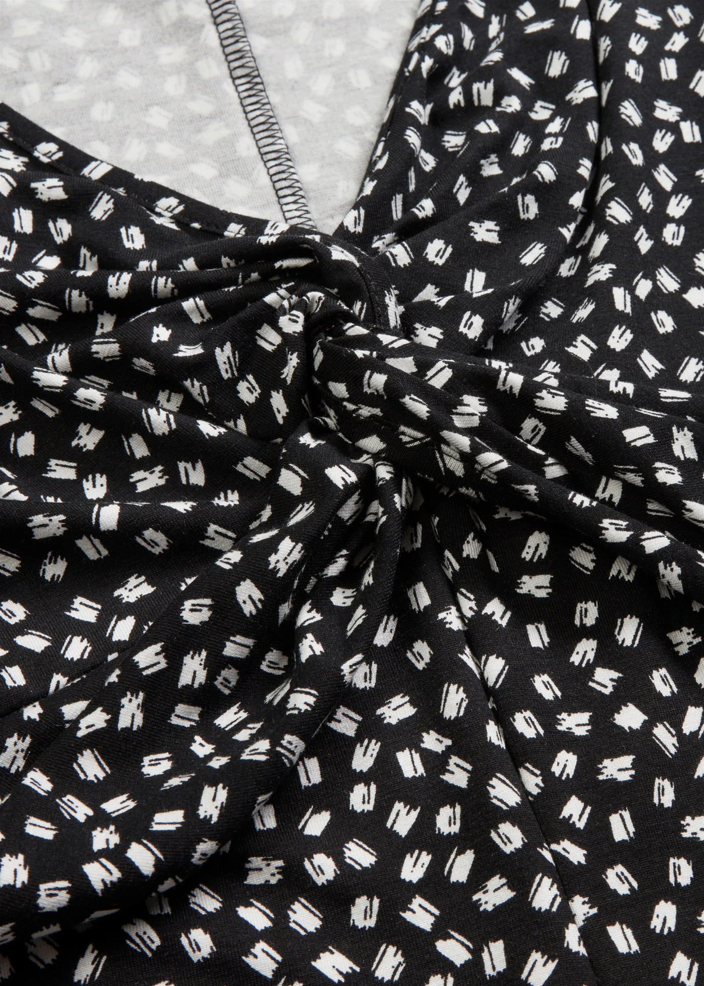 Robe drapée en jersey viscose doux • noir-blanc graphique • Boutique bonprix