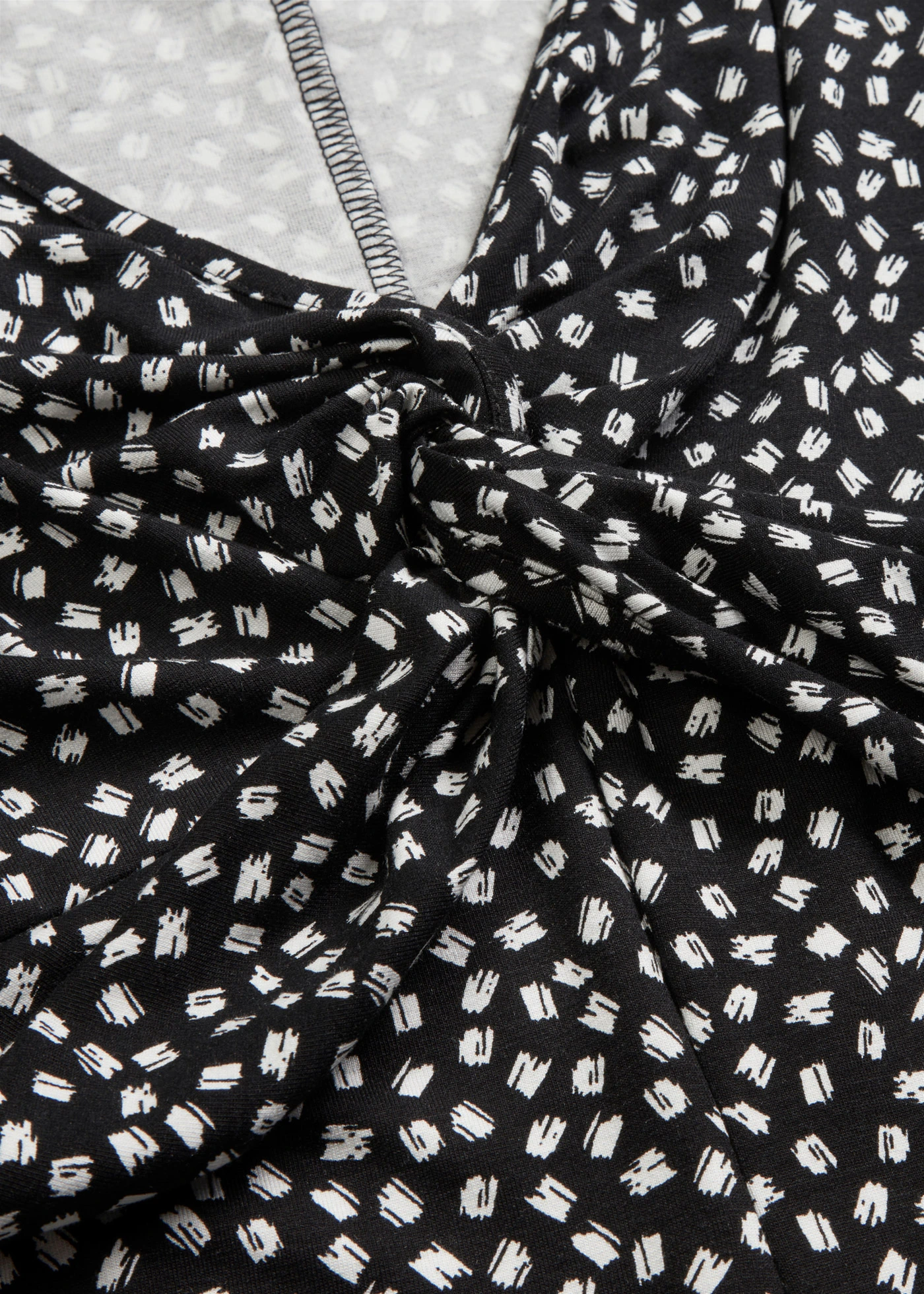 Robe en jersey viscose doux avec drapé • noir-blanc graphique • Boutique bonprix