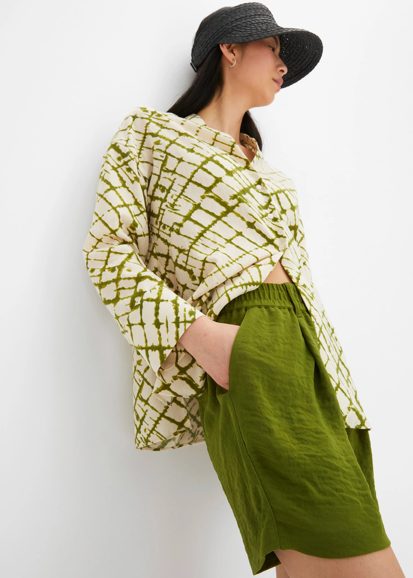 Bermudy s elastickou pasovkou • tmavě mechová • bonprix obchod