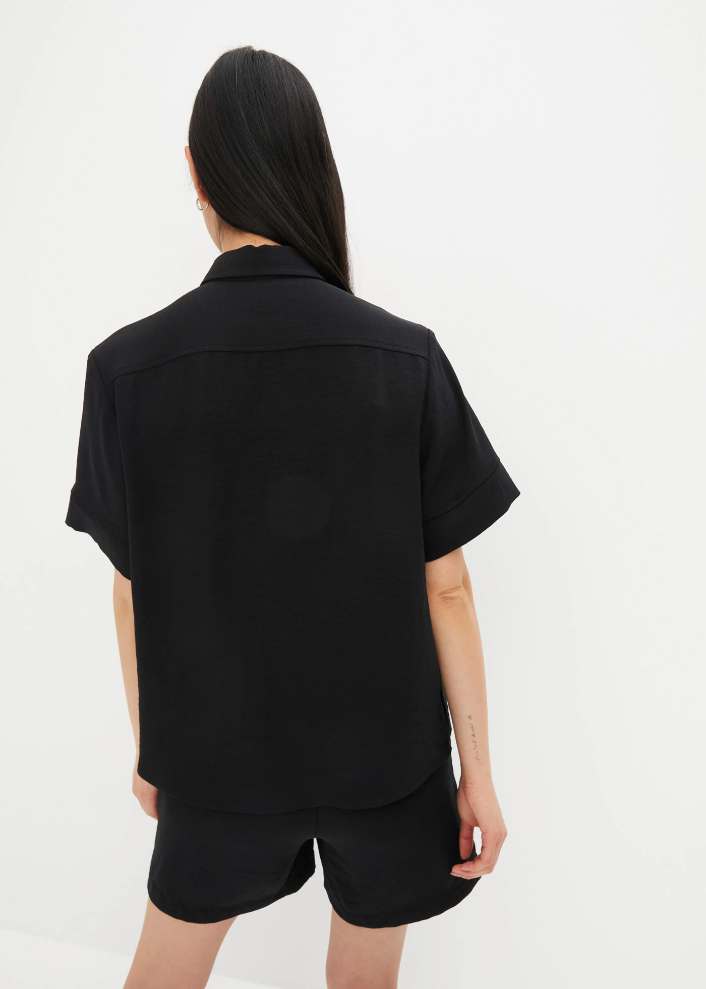 Blouse met borstzak en korte mouwen • zwart • bonprix online shop