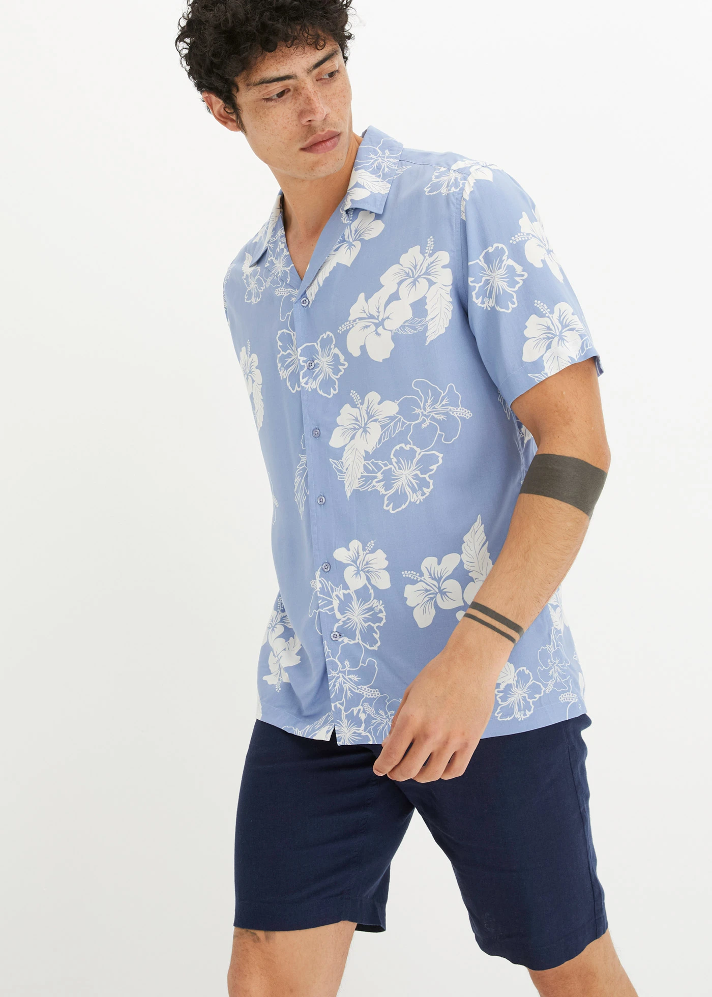 Chemise manches courtes en viscose • bleu clair floral • Boutique bonprix