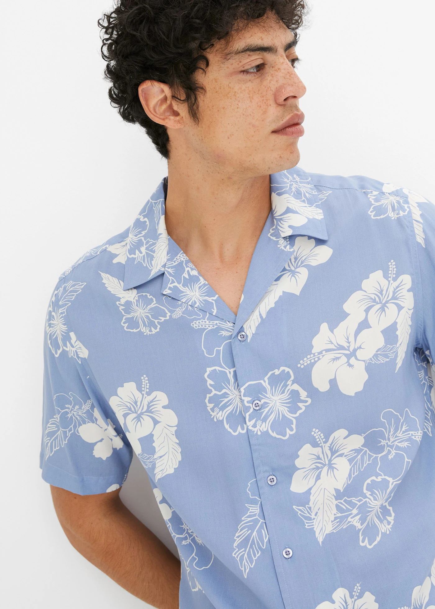 Chemise manches courtes en viscose • bleu clair floral • Boutique bonprix