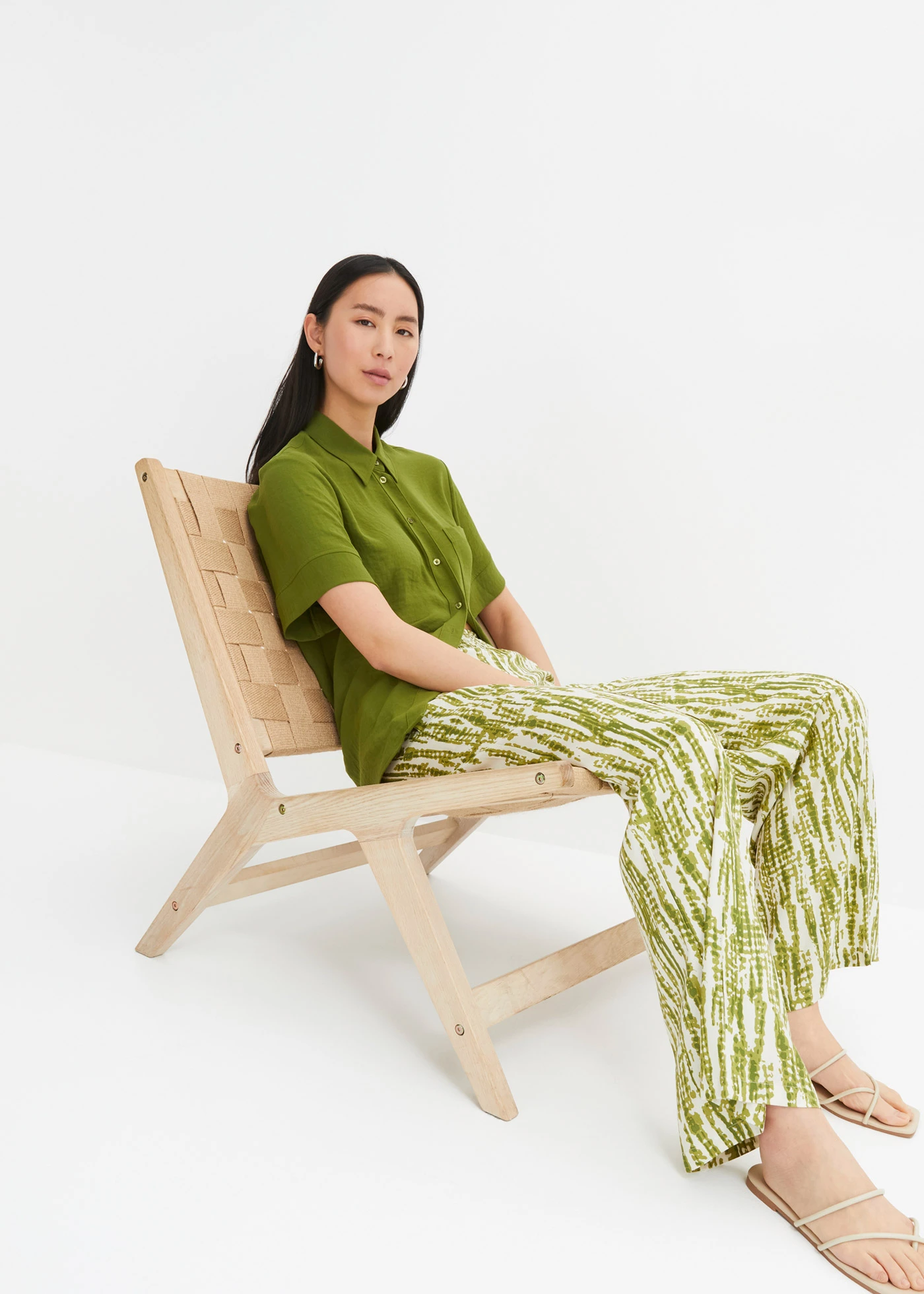 Blouse met borstzak en korte mouwen • donkermosgroen • bonprix online shop