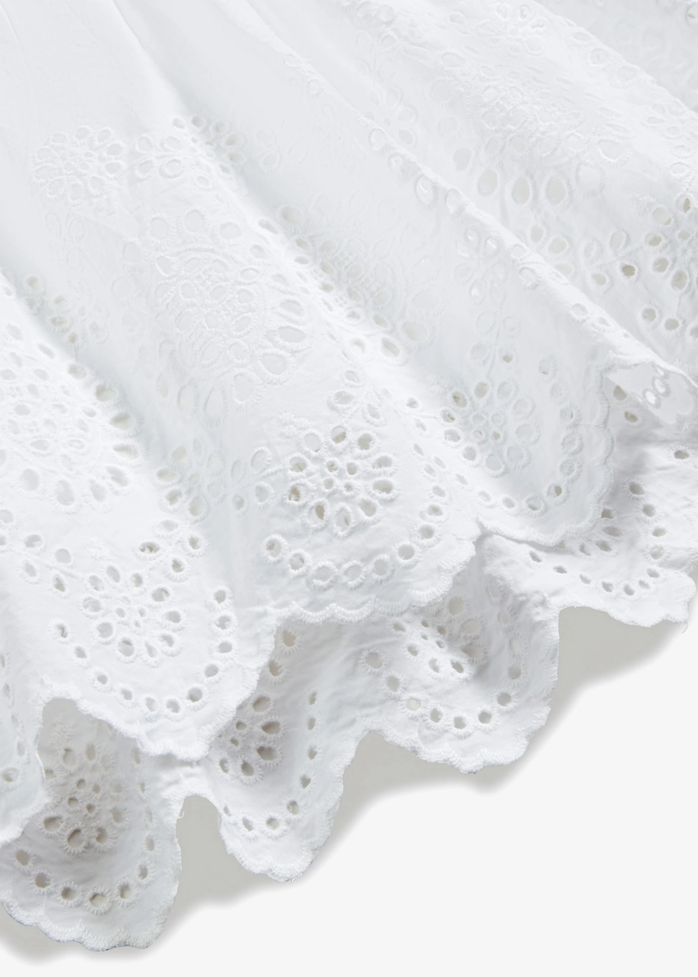 Fustă în trepte cu broderie perforată • alb • magazin bonprix