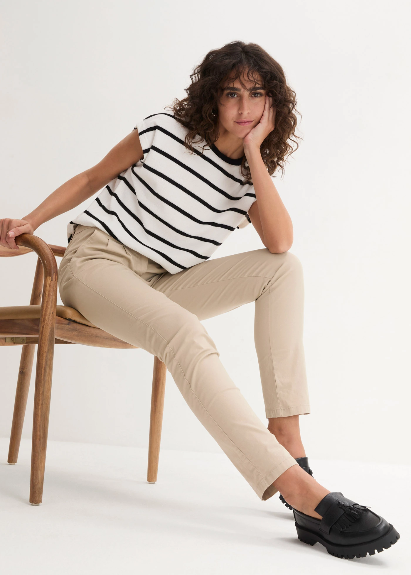 Spodnie chinosy ze stretchem • piaskowy • sklep bonprix