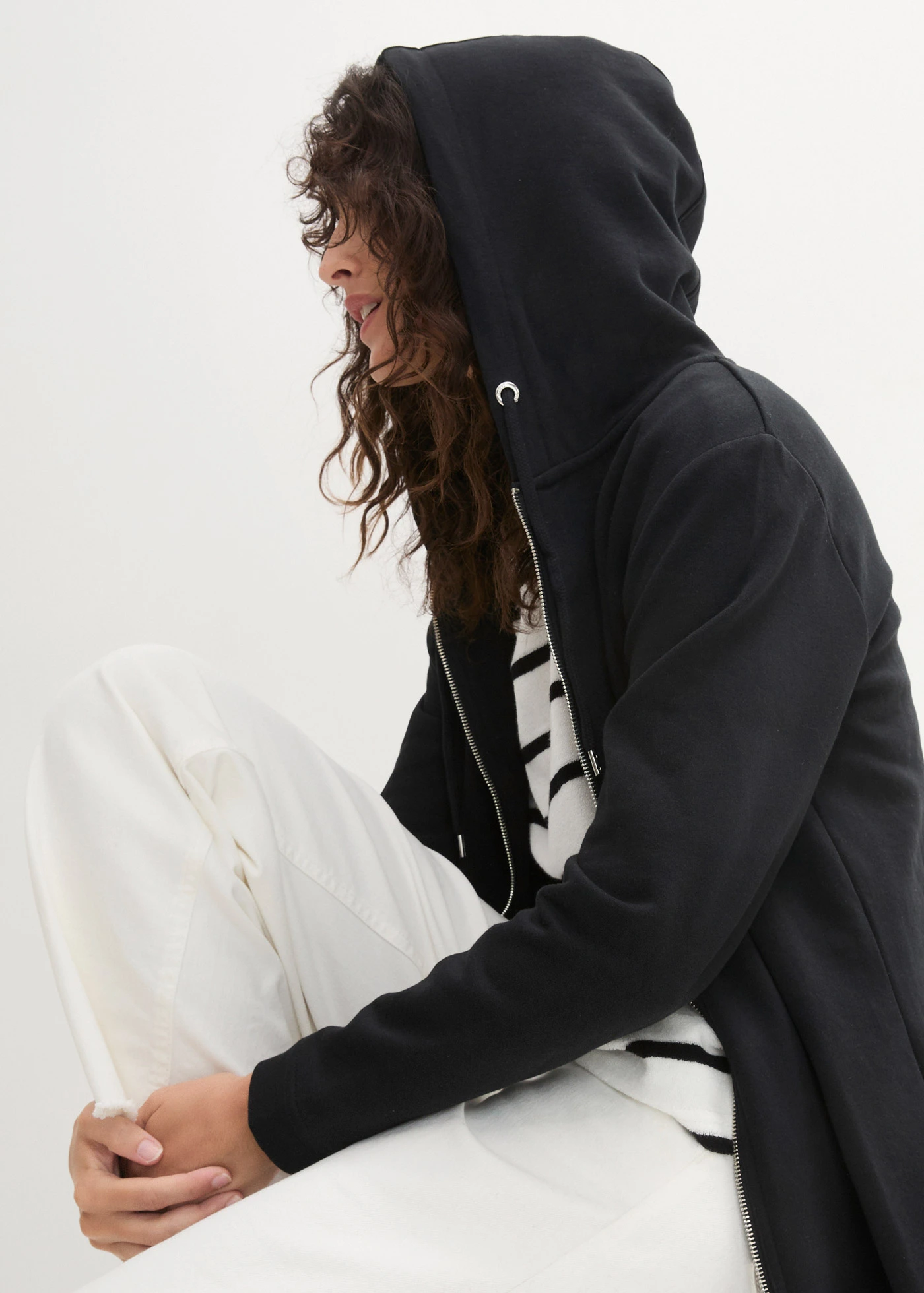 Dlouhá mikina s kapsami na zip • černá • bonprix obchod