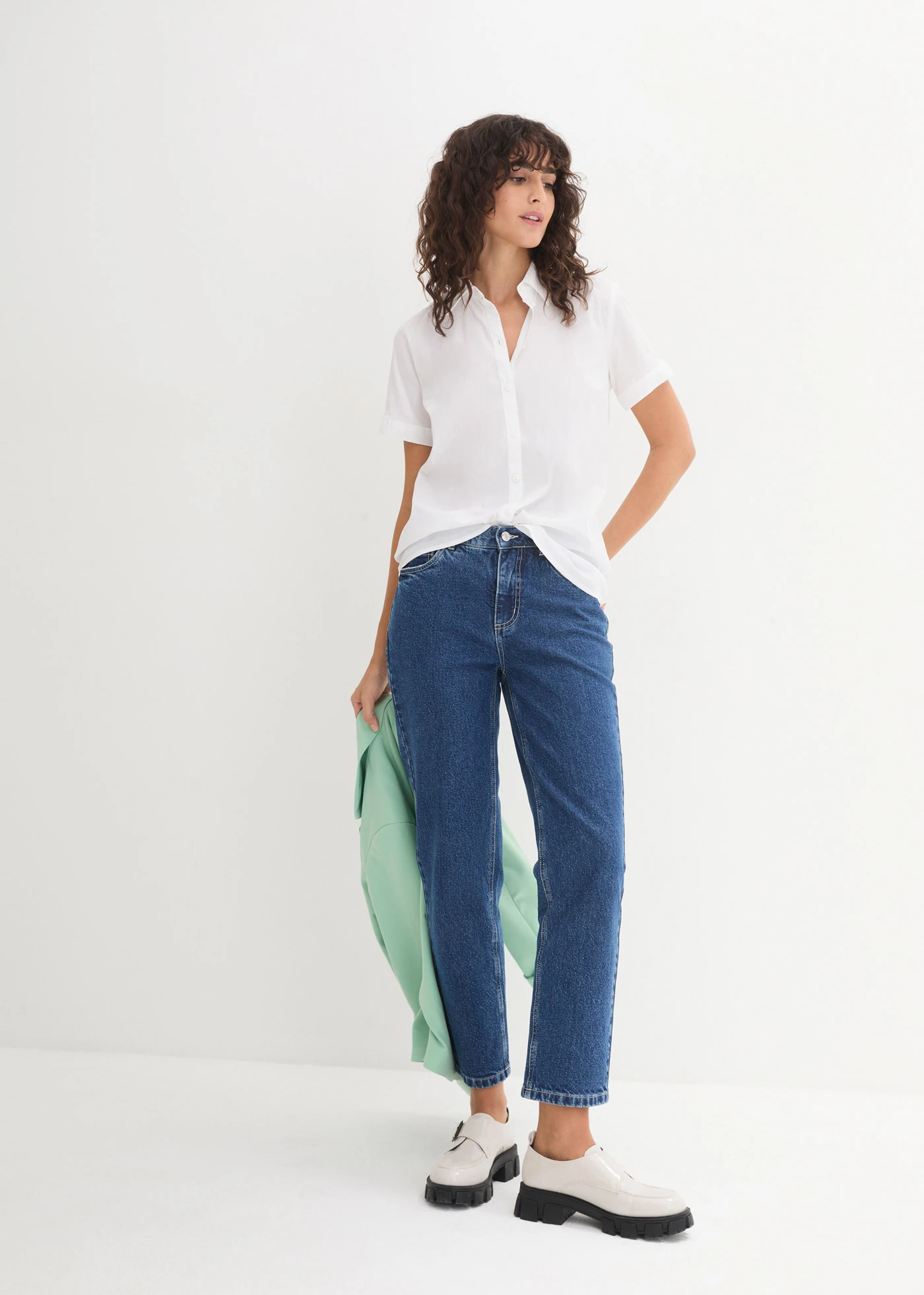 Chemisier manches courtes cintré et extensible en coton majoritaire • blanc • Boutique bonprix