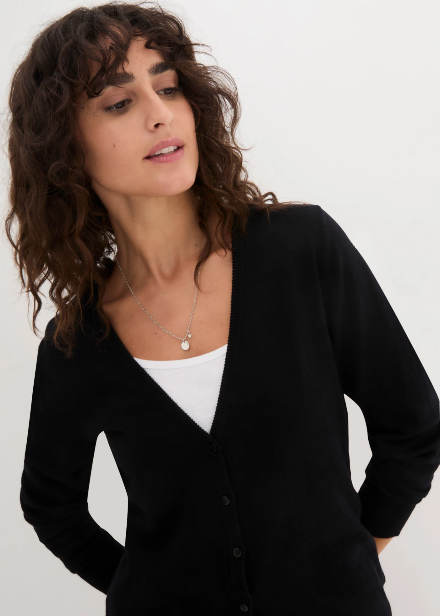 Kabátek z jemné pleteniny, s knoflíkovou lištou • černá • bonprix obchod