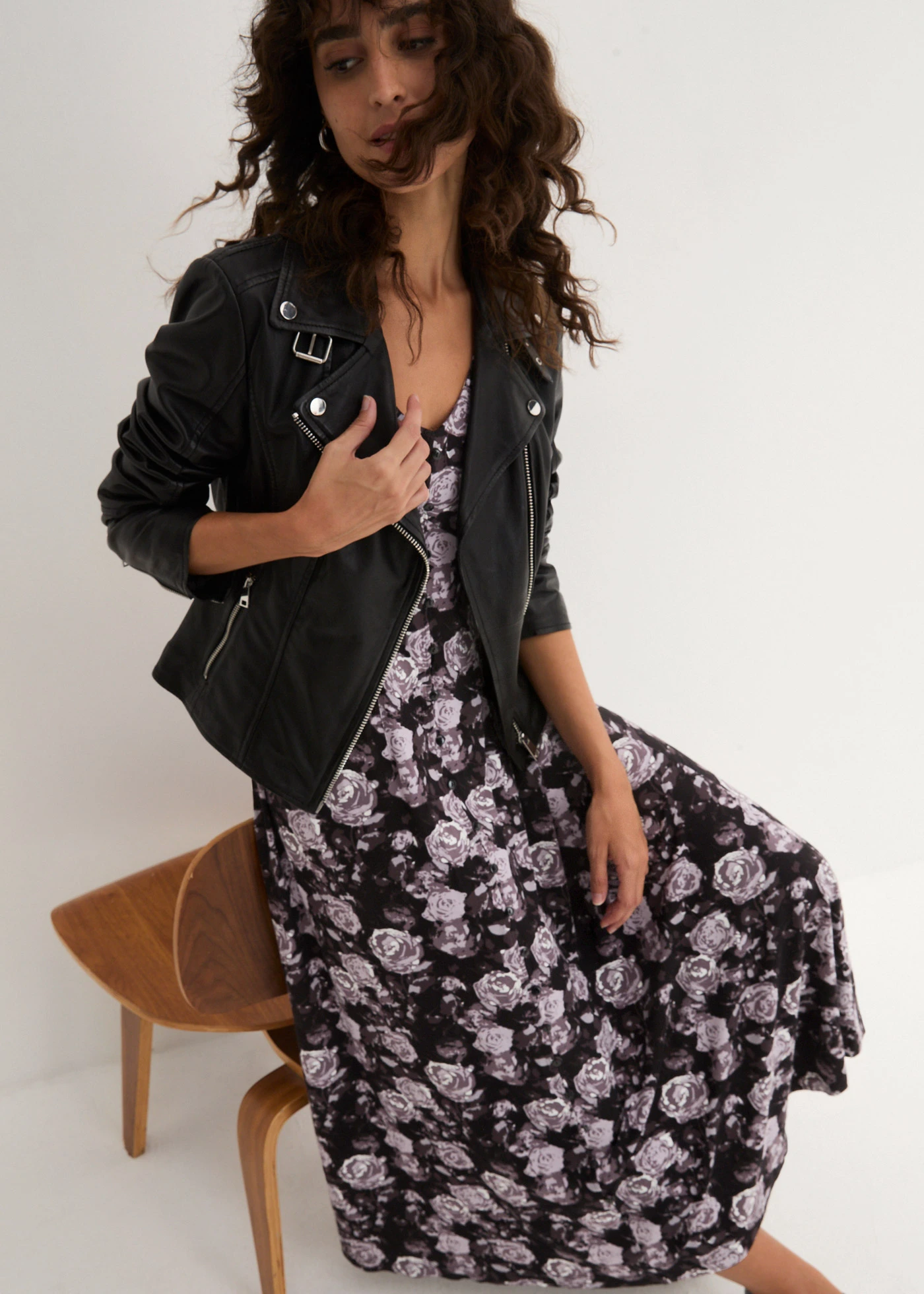 Rochie maxi din material fluid cu viscoză • negru înflorat • magazin bonprix